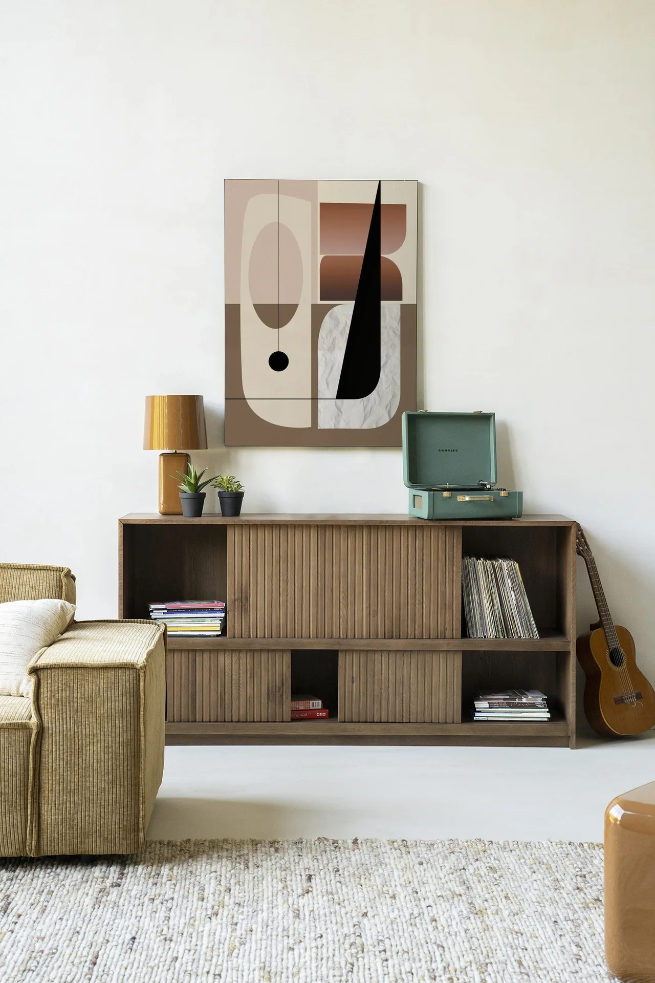 Wandteppich Refined - Urban Cotton hängt über einer Anrichte in einem modernen Interieur