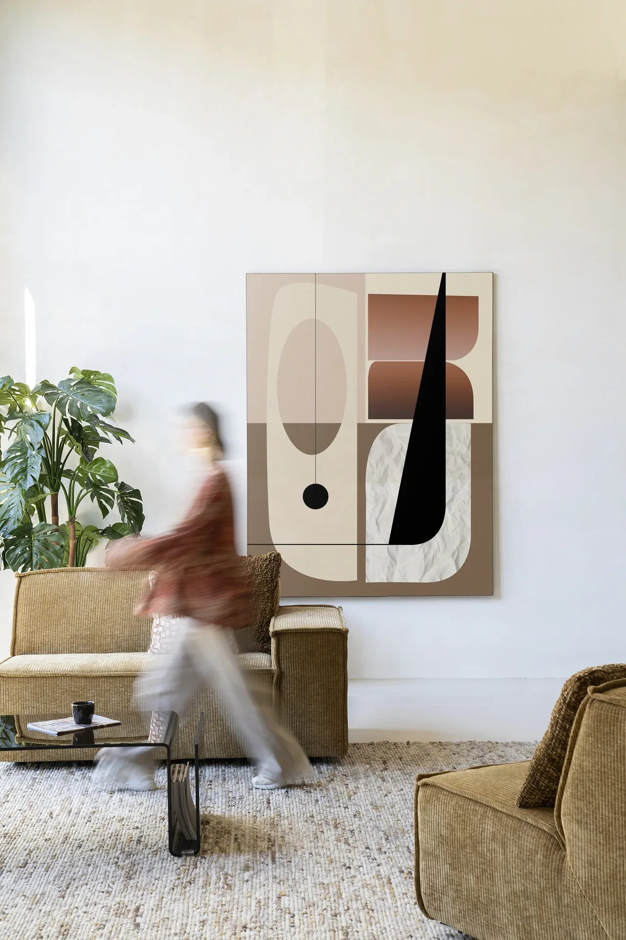 Wandteppich Refined - Urban Cotton in einem modernen Wohnzimmer mit einer Person in Bewegung