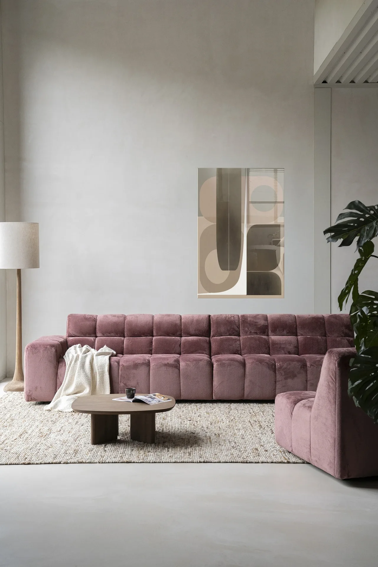 Wandteppich Delicate in einem modernen Wohnzimmer mit rosa Sofa und Couchtisch aus Holz - Urban Cotton