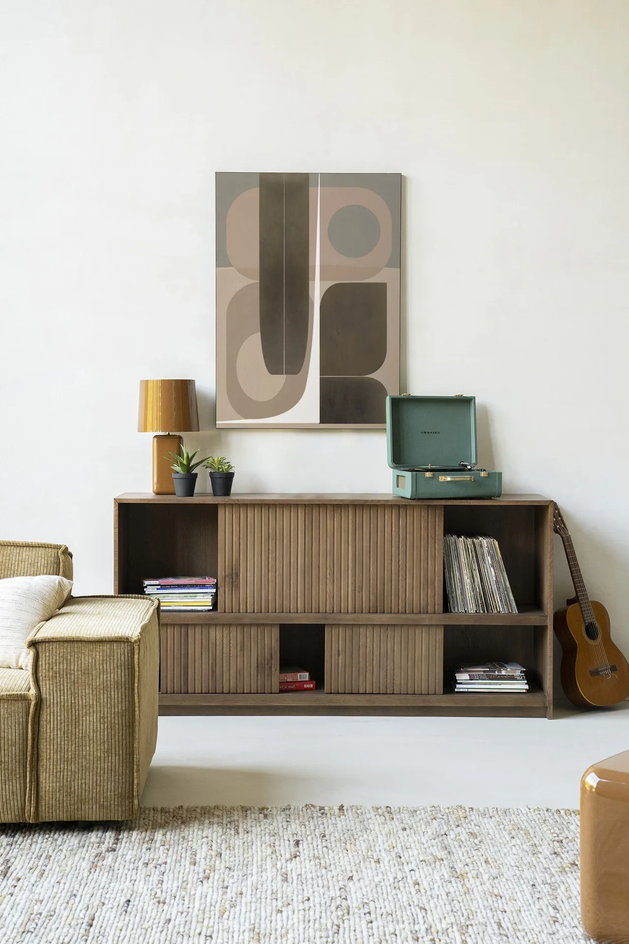 Der Wandteppich Delicate - Urban Cotton hängt über einem Holzbuffet in einem hellen Wohnzimmer