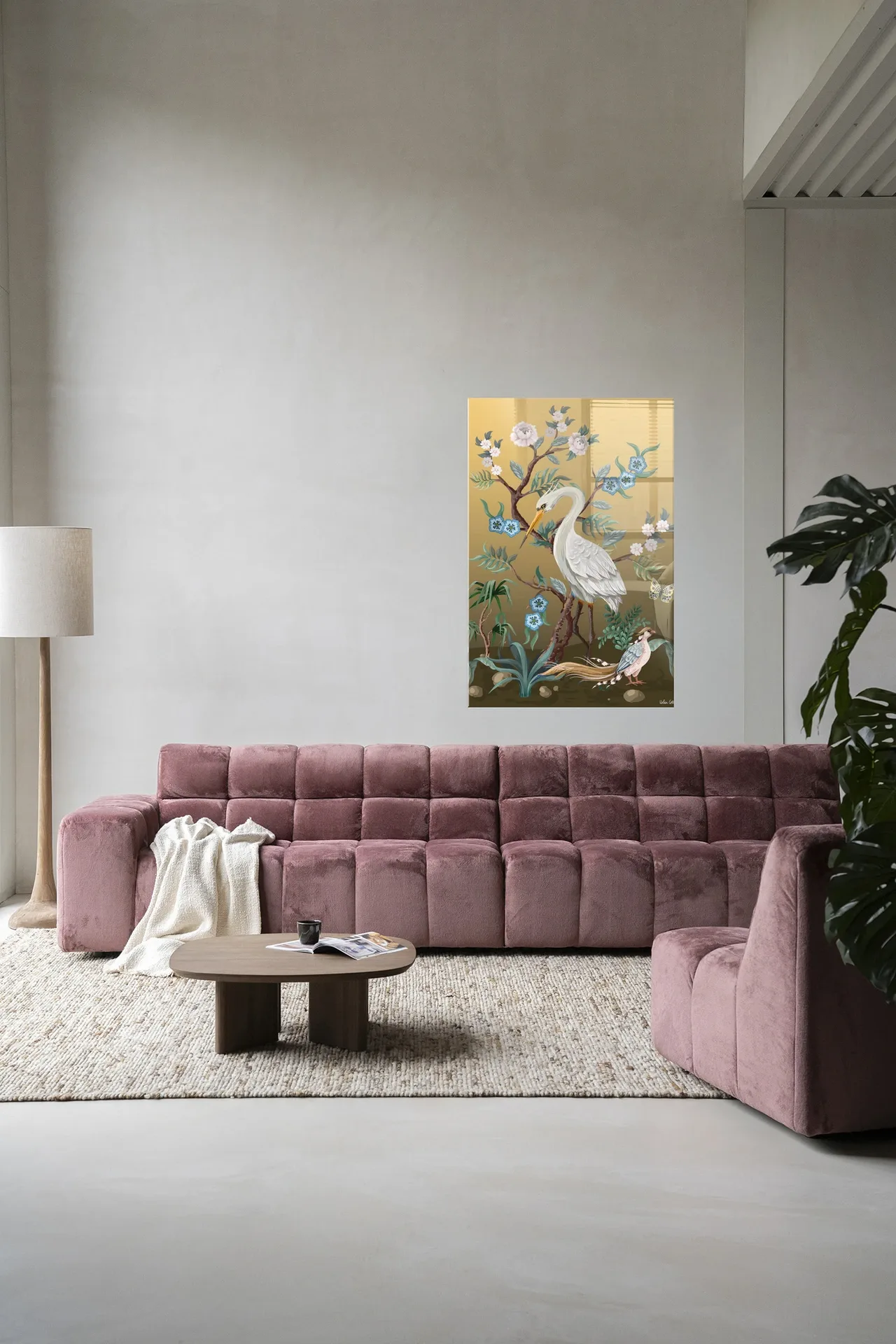 Wandteppich Birds - Urban Cotton hängt über einem rosa Sofa in einem modernen Wohnzimmer