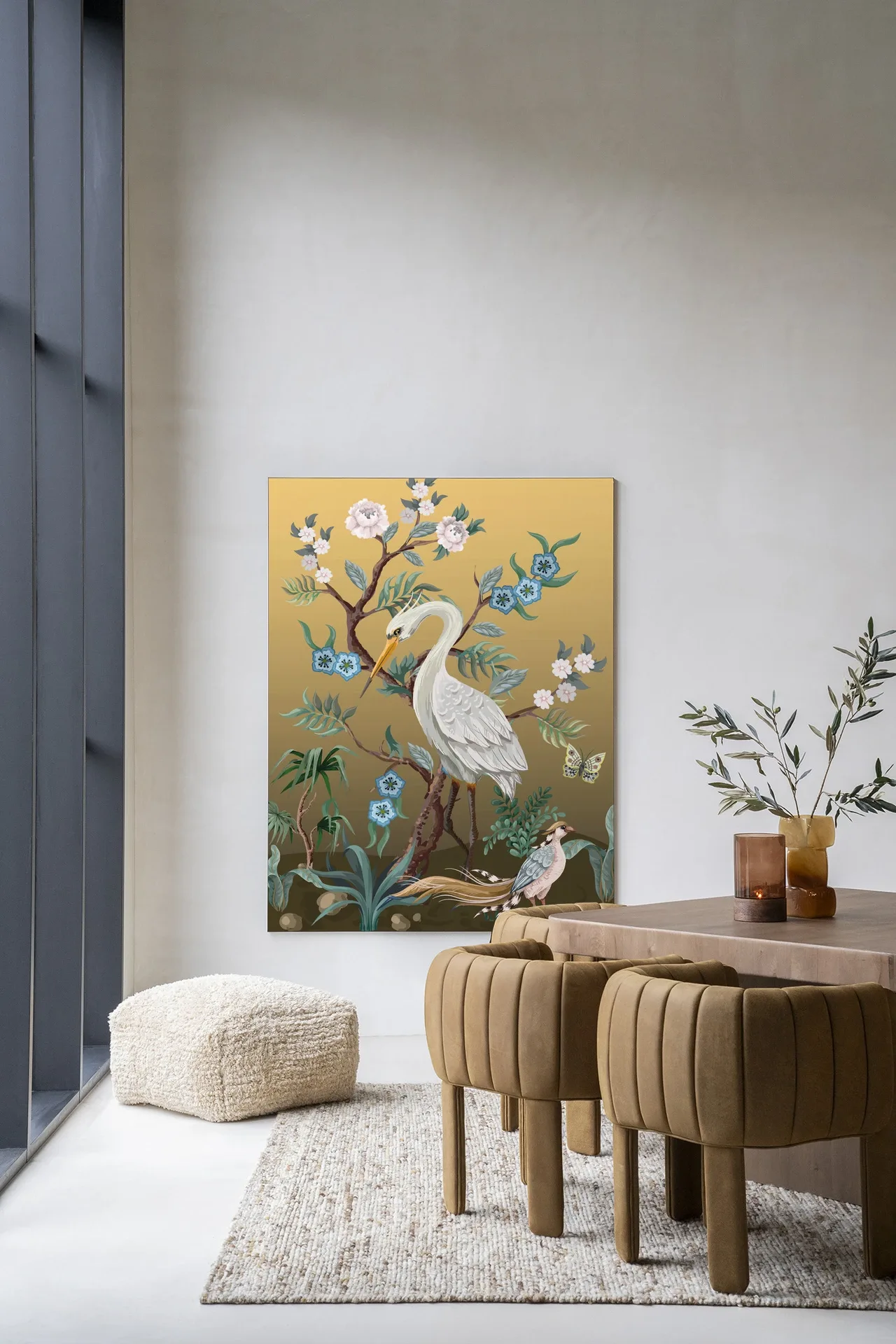 Wandteppich Birds - Urban Cotton hängt an einer hellen Wand in einem modernen Esszimmer mit Holztisch