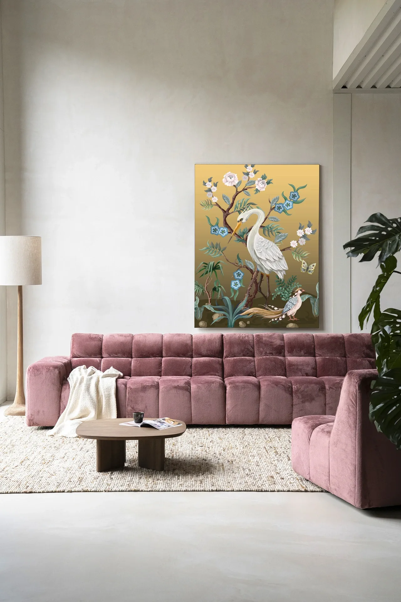 Wandteppich Birds - Urban Cotton hängt über einem rosa Sofa in einem modernen Wohnzimmer
