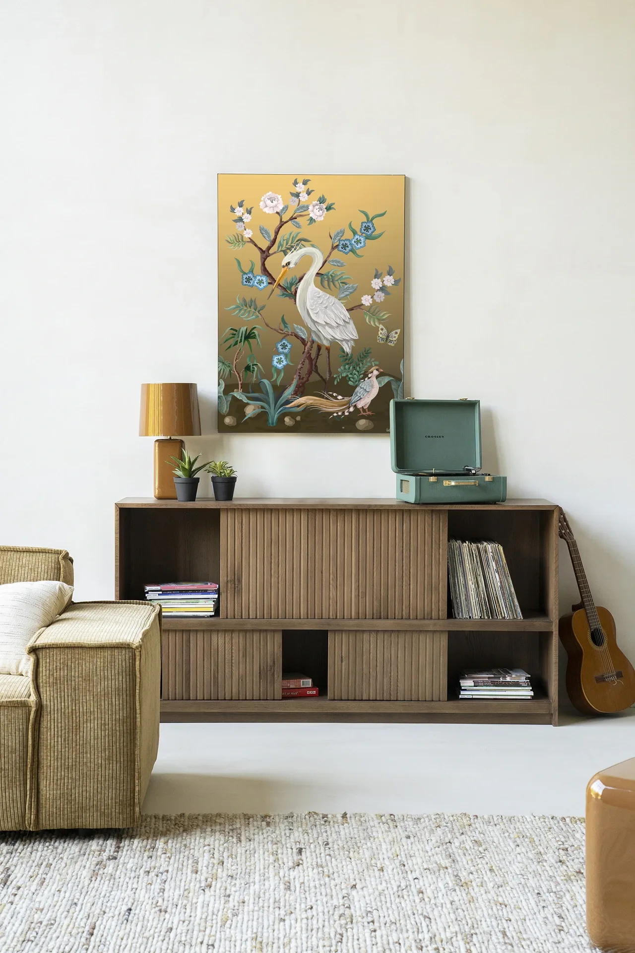 Wandteppich Birds - Urban Cotton hängt über einem Holzschrank in einem hellen Wohnzimmer