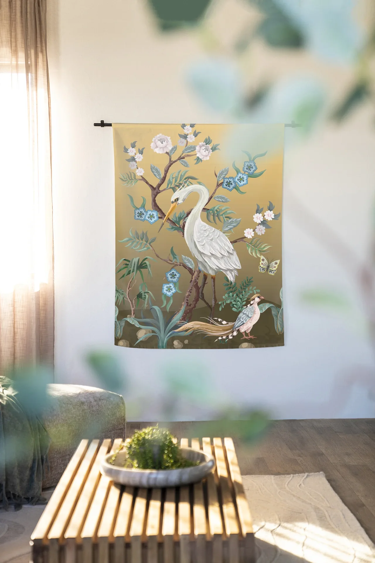 Wandteppich Birds - Urban Cotton hängt an einer schwarzen Stange in einem hellen Wohnzimmer mit einem Couchtisch aus Holz im Vordergrund