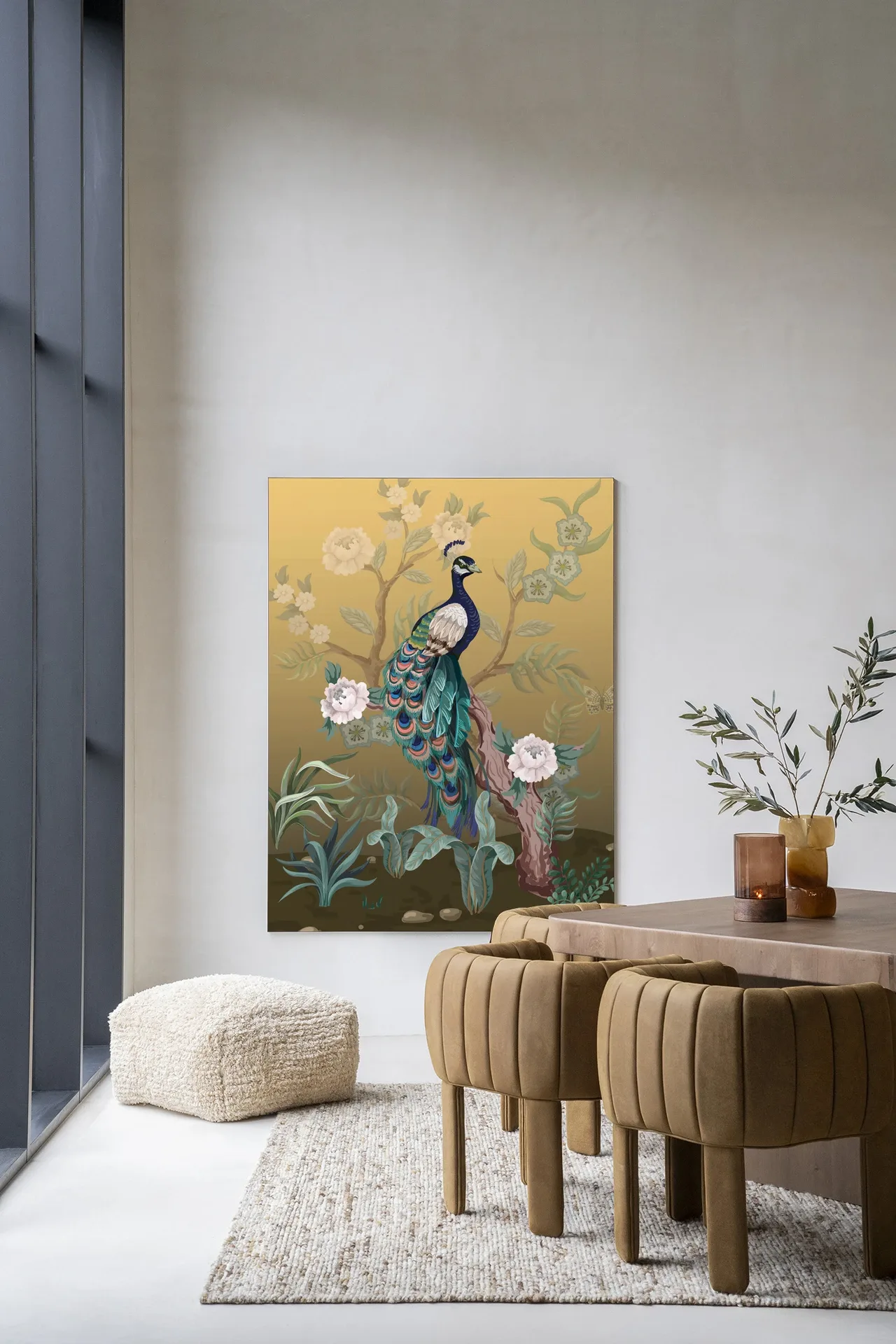 Wandkleed Peacock van Urban Cotton hangt in een moderne eetkamer met een houten tafel en bruine stoelen