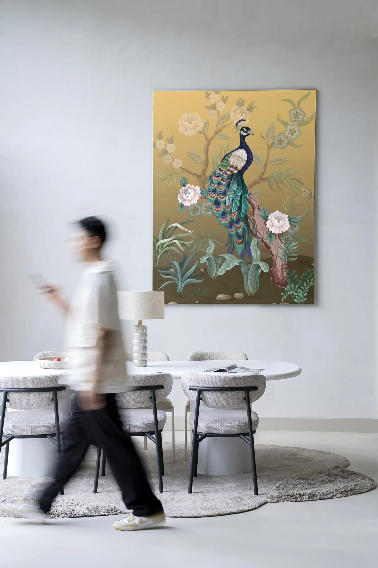 Wandkleed Peacock - Urban Cotton in een moderne eetkamer met een persoon die voorbijloopt