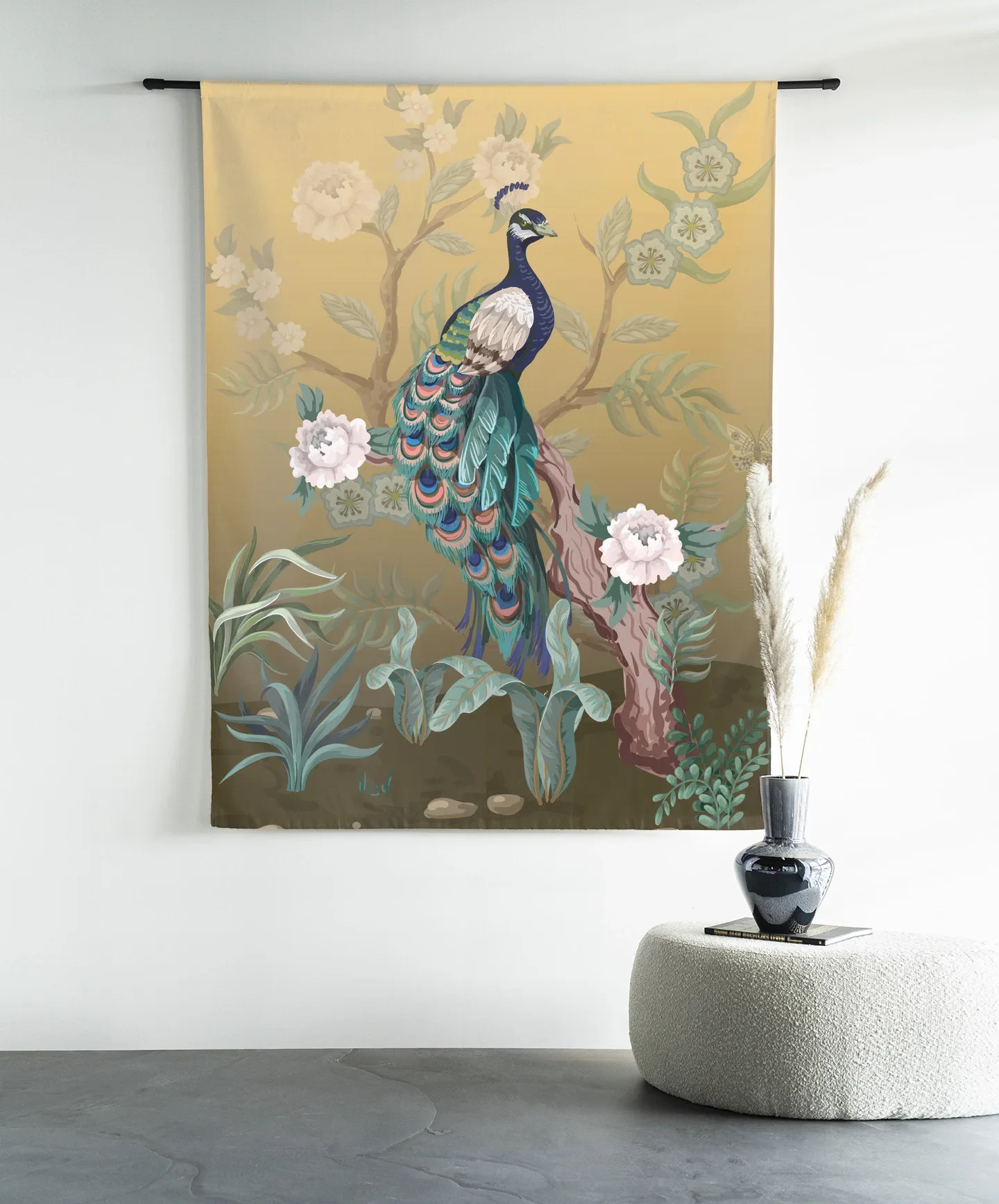 Wandkleed Peacock van Urban Cotton hangt aan een zwarte roede in een moderne woonkamer