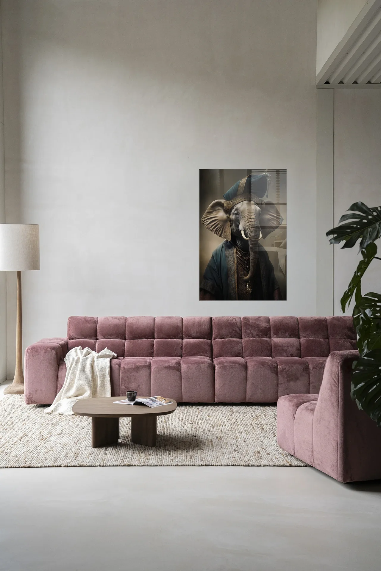 Wandkleed Elephant in een moderne woonkamer boven een roze bank, met een vloerlamp en salontafel - Urban Cotton