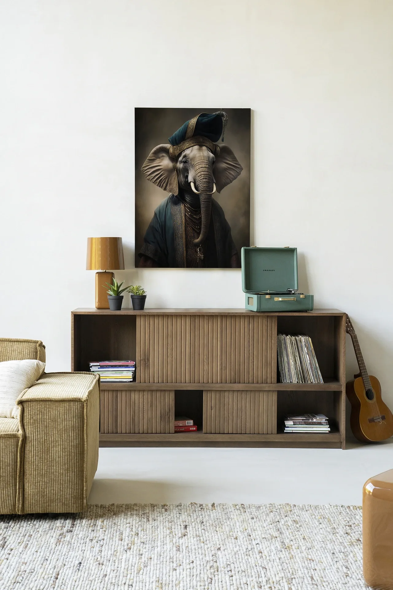 Wandkleed Elephant - Urban Cotton hangend boven een houten dressoir met decoratie in een woonkamer