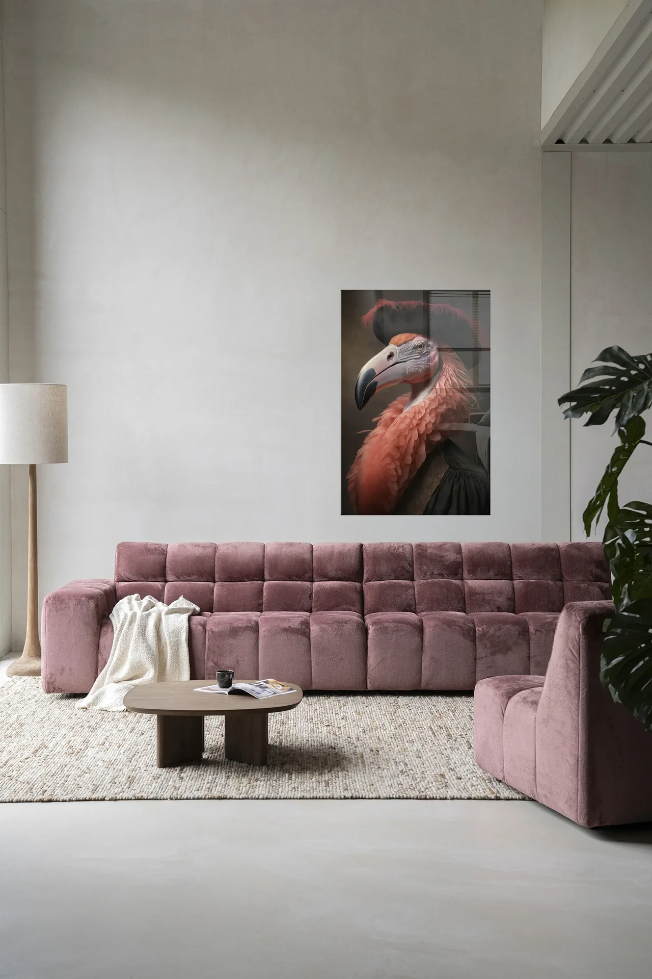 Wandkleed Flamingo in een moderne woonkamer boven een roze bank met een salontafel - Urban Cotton