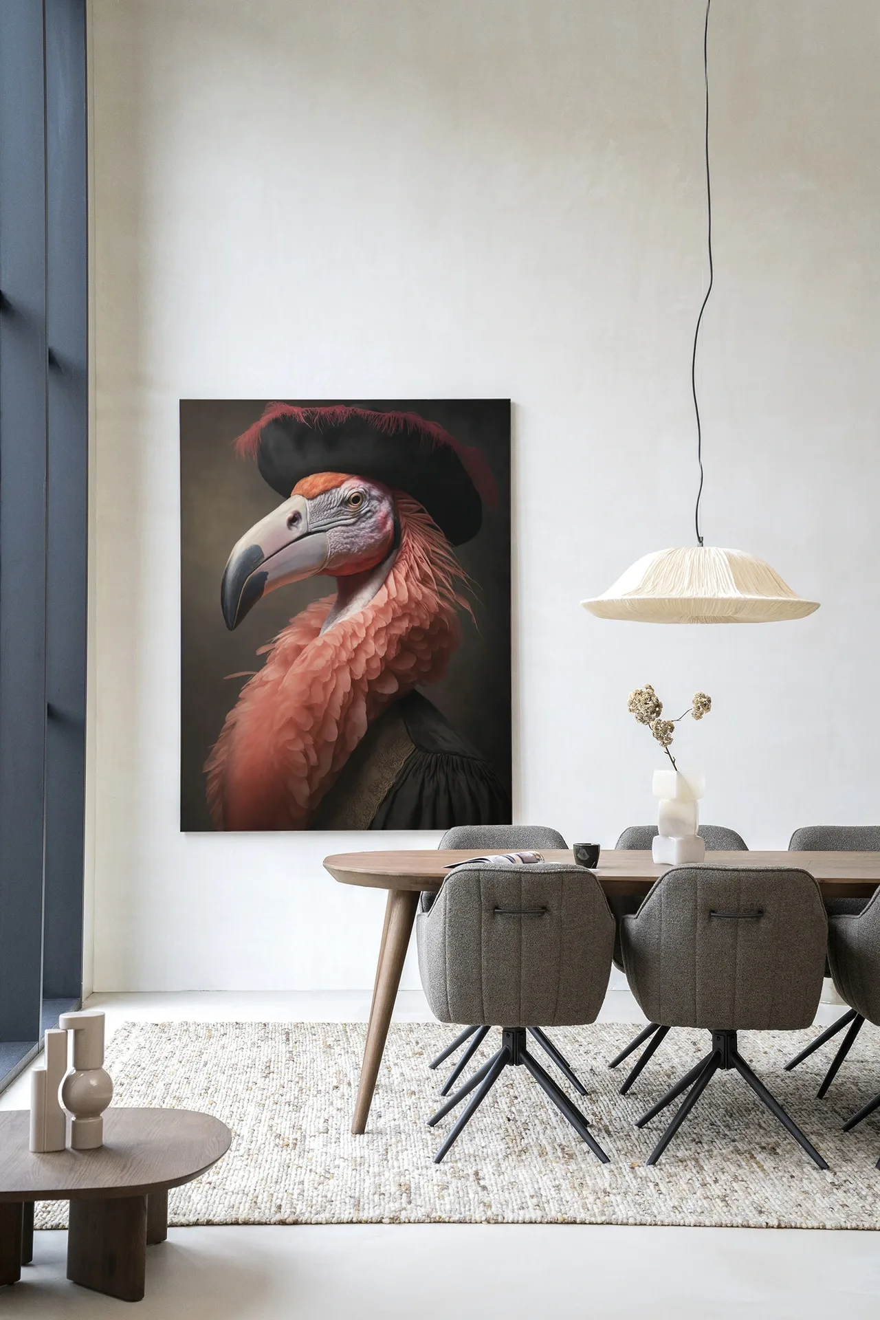 Wandkleed Flamingo - Urban Cotton hangend in een moderne eetkamer met houten tafel en stoelen