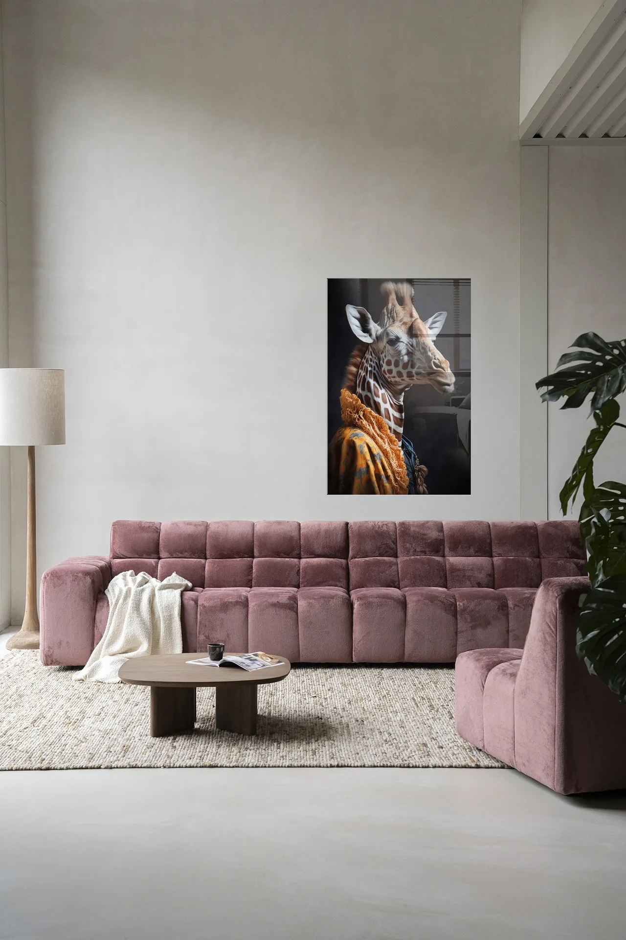 Wandkleed Giraffe - Urban Cotton hangend boven een roze bank in een moderne woonkamer