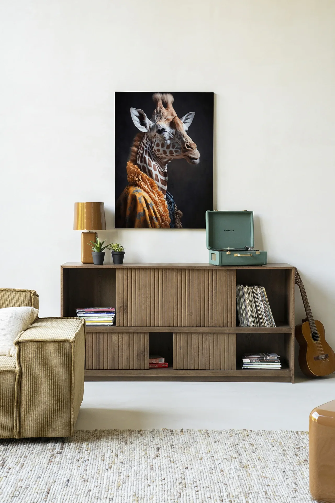 Wandkleed Giraffe - Urban Cotton hangt aan een witte muur boven een houten dressoir in een woonkamer