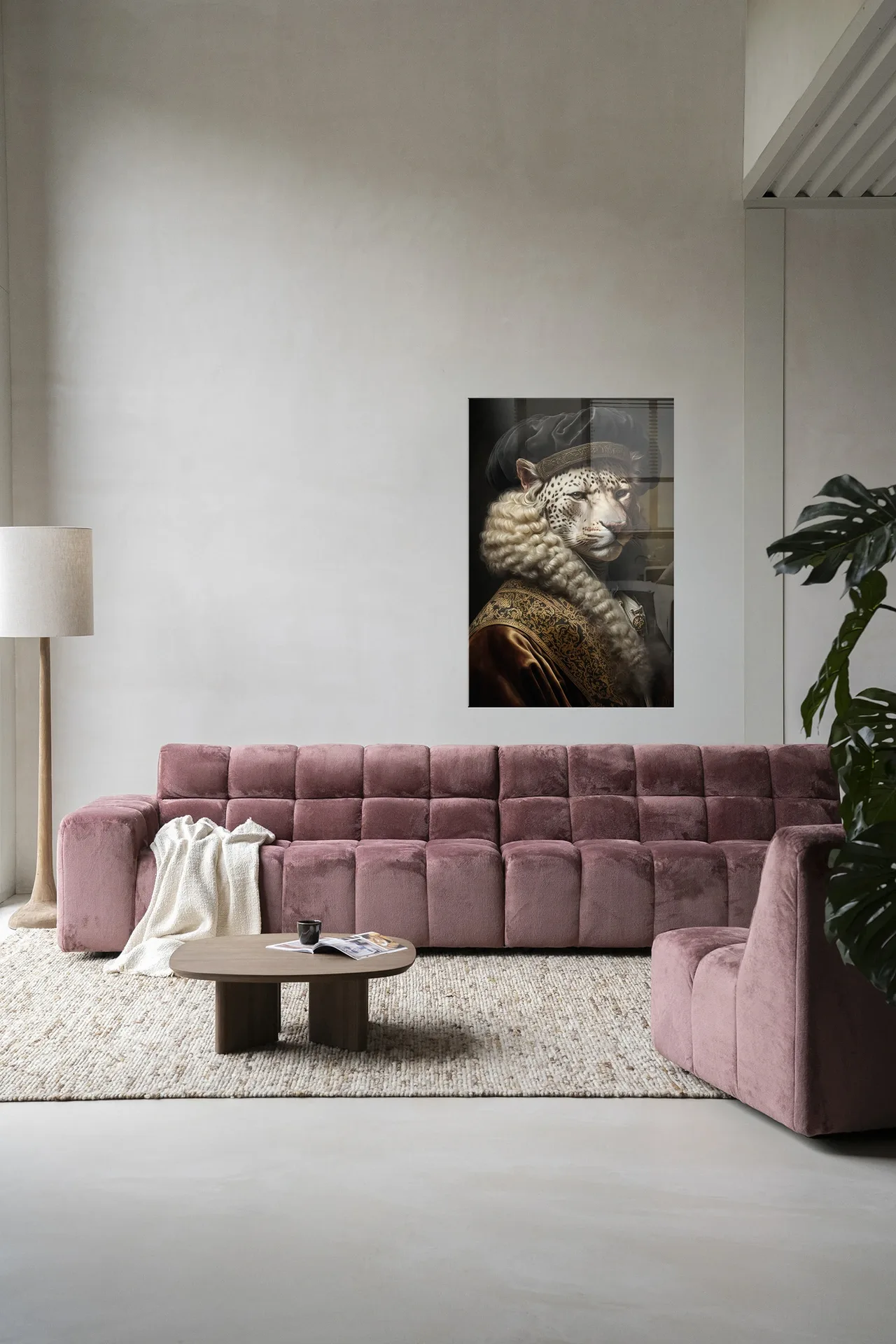 Wandkleed Snow Leopard - Urban Cotton hangt boven een roze bank in een moderne woonkamer