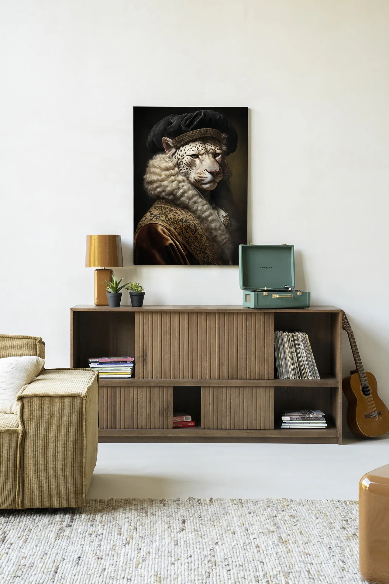 Wandkleed Snow Leopard - Urban Cotton hangend boven een houten dressoir in een woonkamer