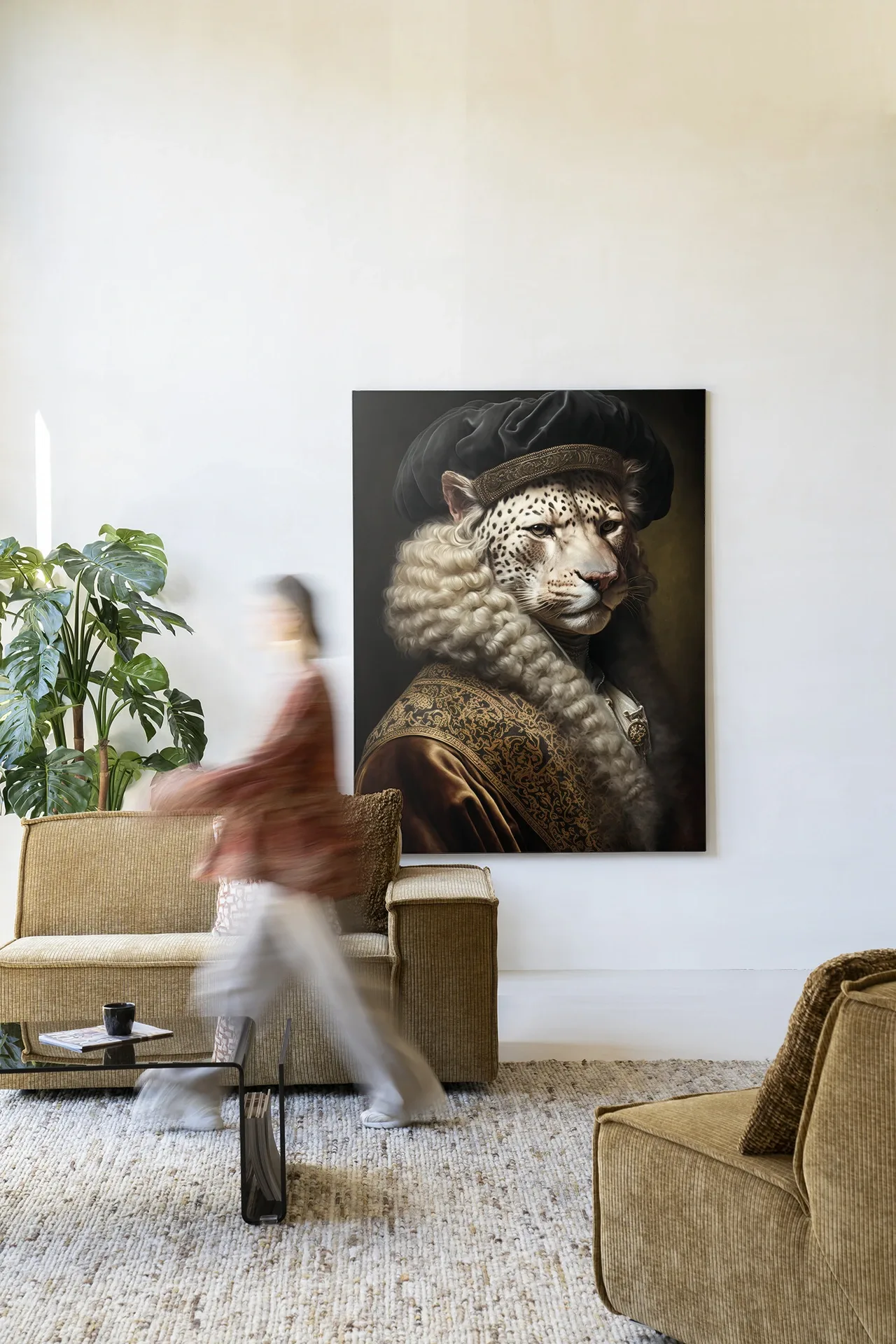 Wandkleed Snow Leopard - Urban Cotton in een lichte woonkamer met een persoon die voorbijloopt
