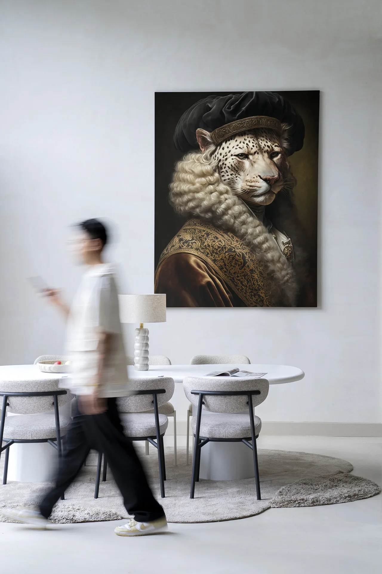 Wandkleed Snow Leopard in een modern interieur met een persoon die voorbij loopt - Urban Cotton