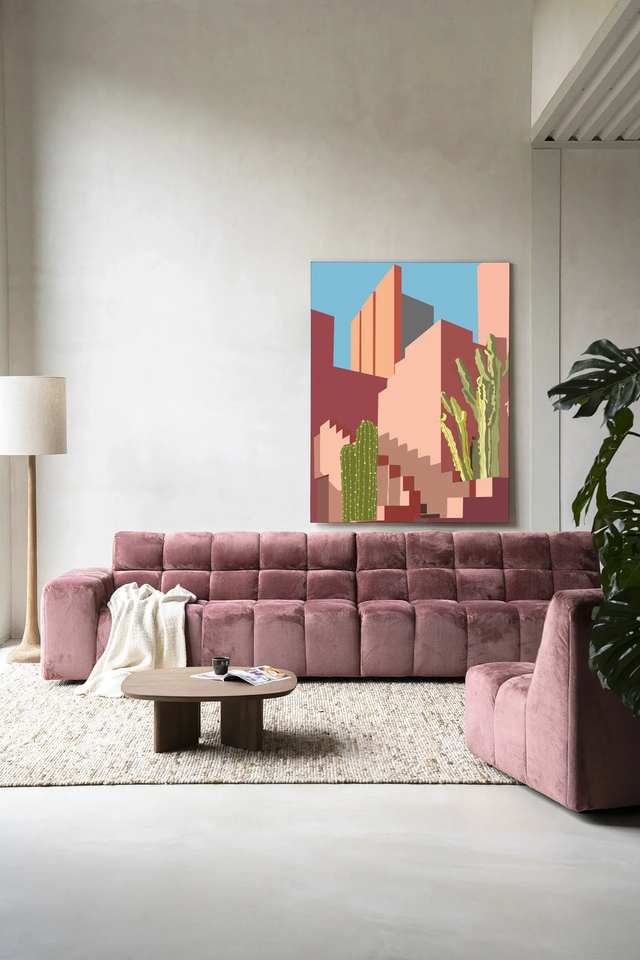 Wandkleed Botanical Stairs - Urban Cotton hangend boven een roze bank in een moderne woonkamer