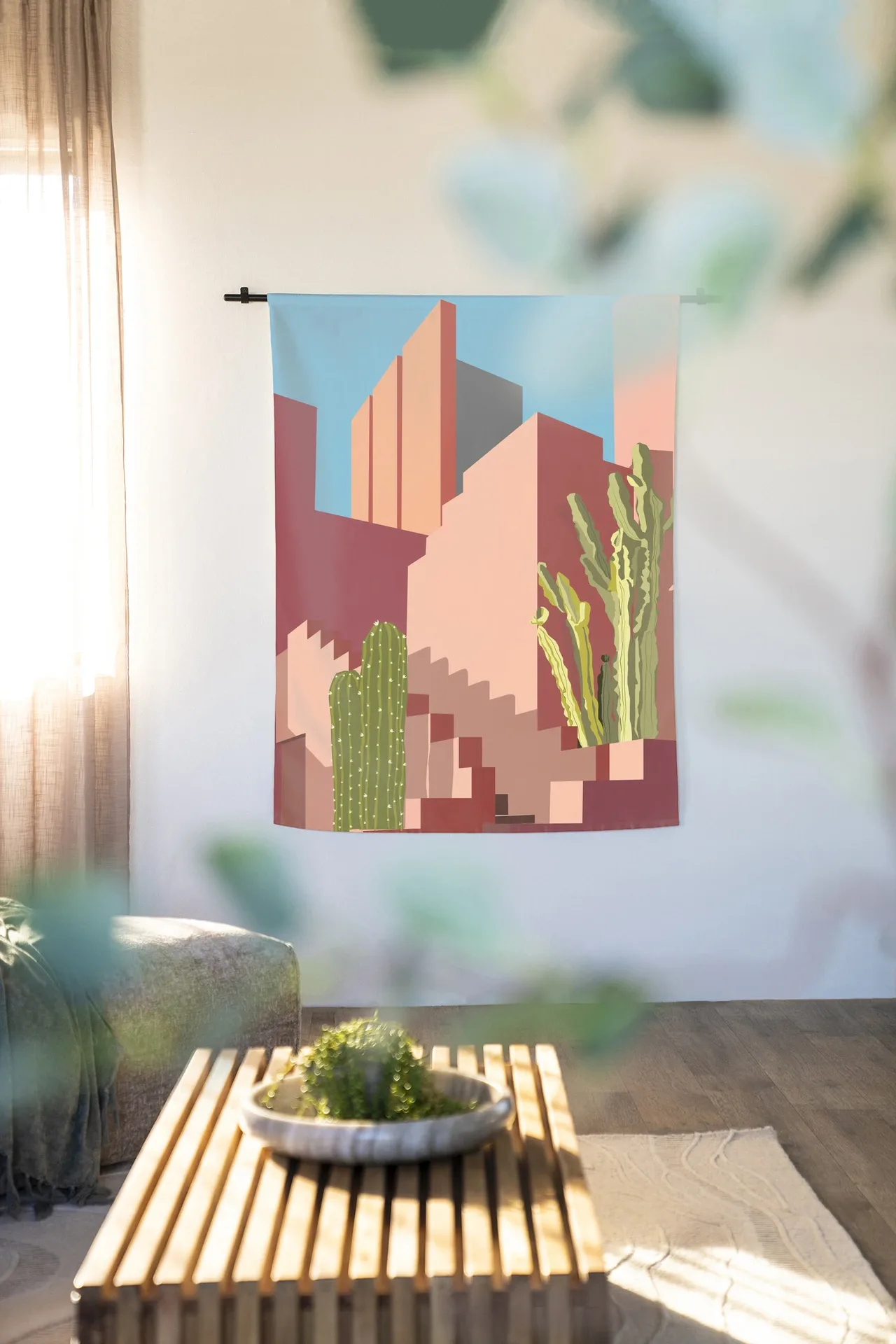 Wandkleed Botanical Stairs in een lichte woonkamer met een houten salontafel en planten op de voorgrond - Urban Cotton