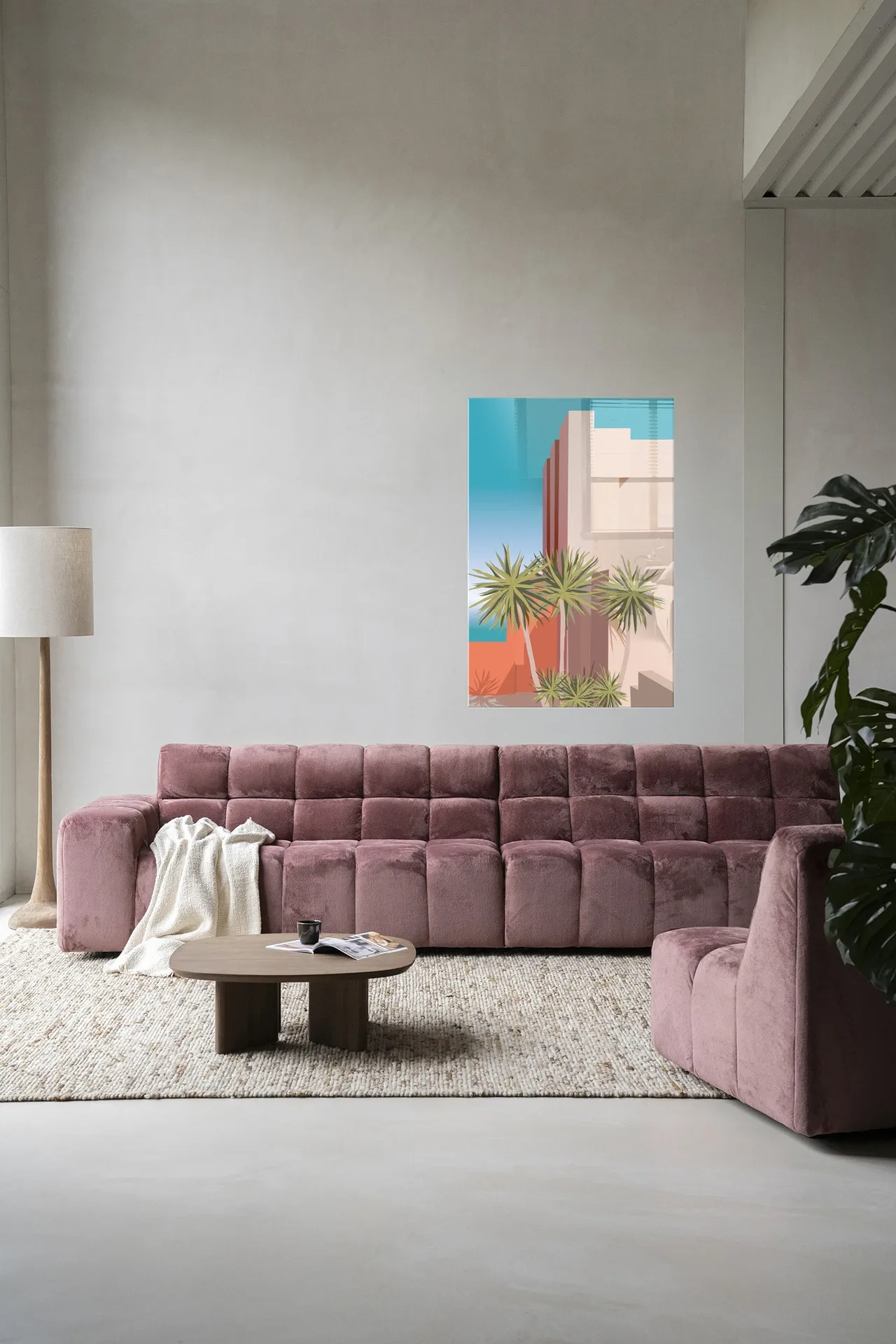 Wandkleed Tropical Place - Urban Cotton in een moderne woonkamer boven een roze bank