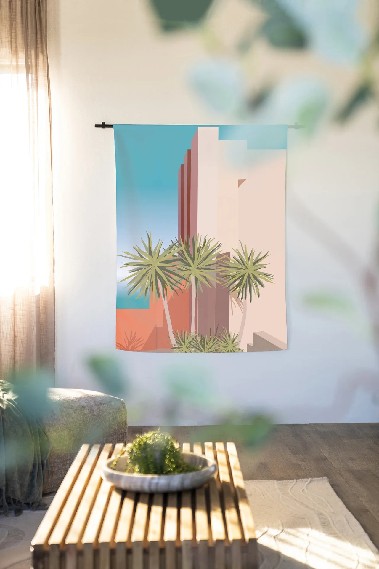 Wandkleed Tropical Place - Urban Cotton in een lichte woonkamer met een houten salontafel en planten