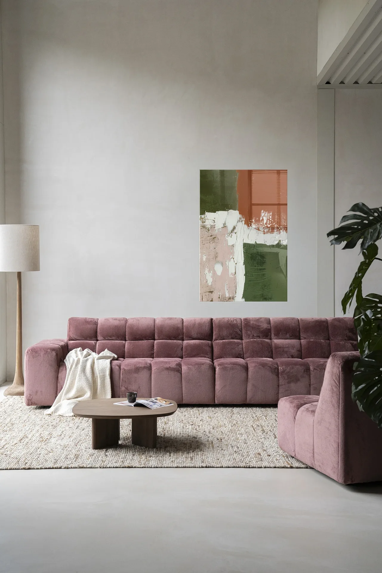 Wandteppich Artistic Chaos in einem modernen Wohnzimmer mit einem rosa Sofa und einem Couchtisch aus Holz - Urban Cotton