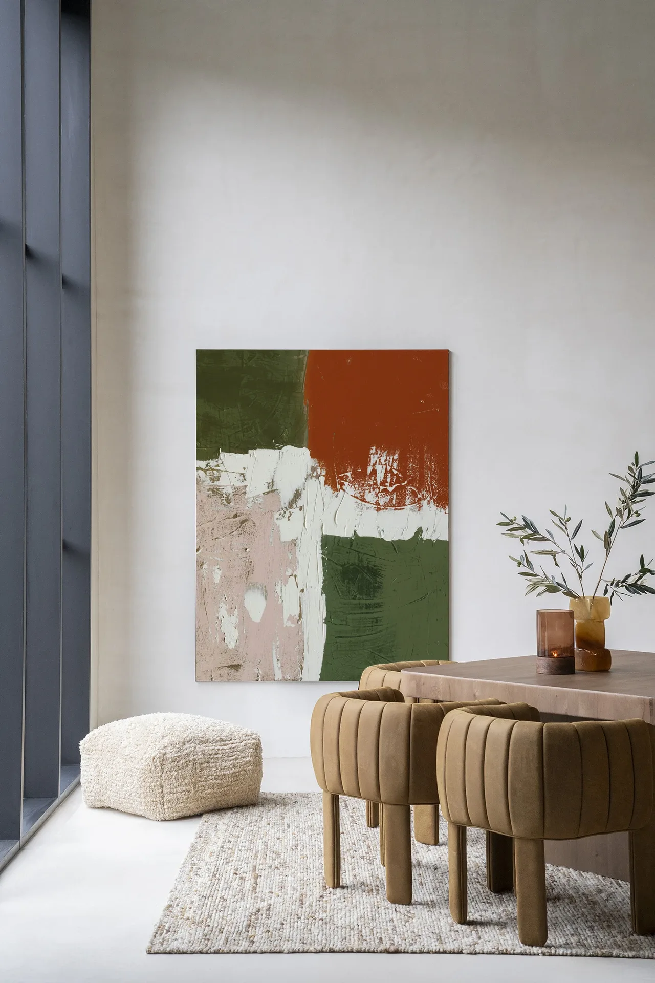 Wandteppich Artistic Chaos von Urban Cotton in einem modernen Wohnzimmer mit einem Pouf und Stühlen