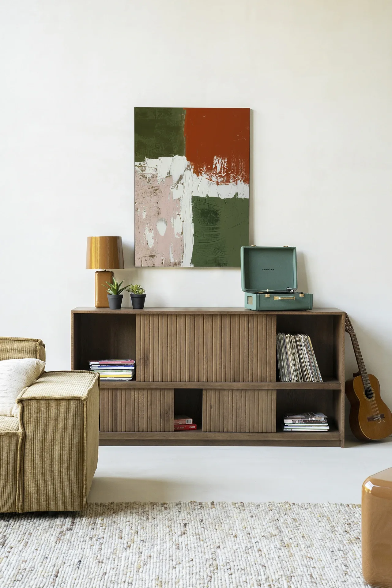 Wandteppich Artistic Chaos - Urban Cotton hängt über einem Holzschrank mit Lampe und Pflanzen