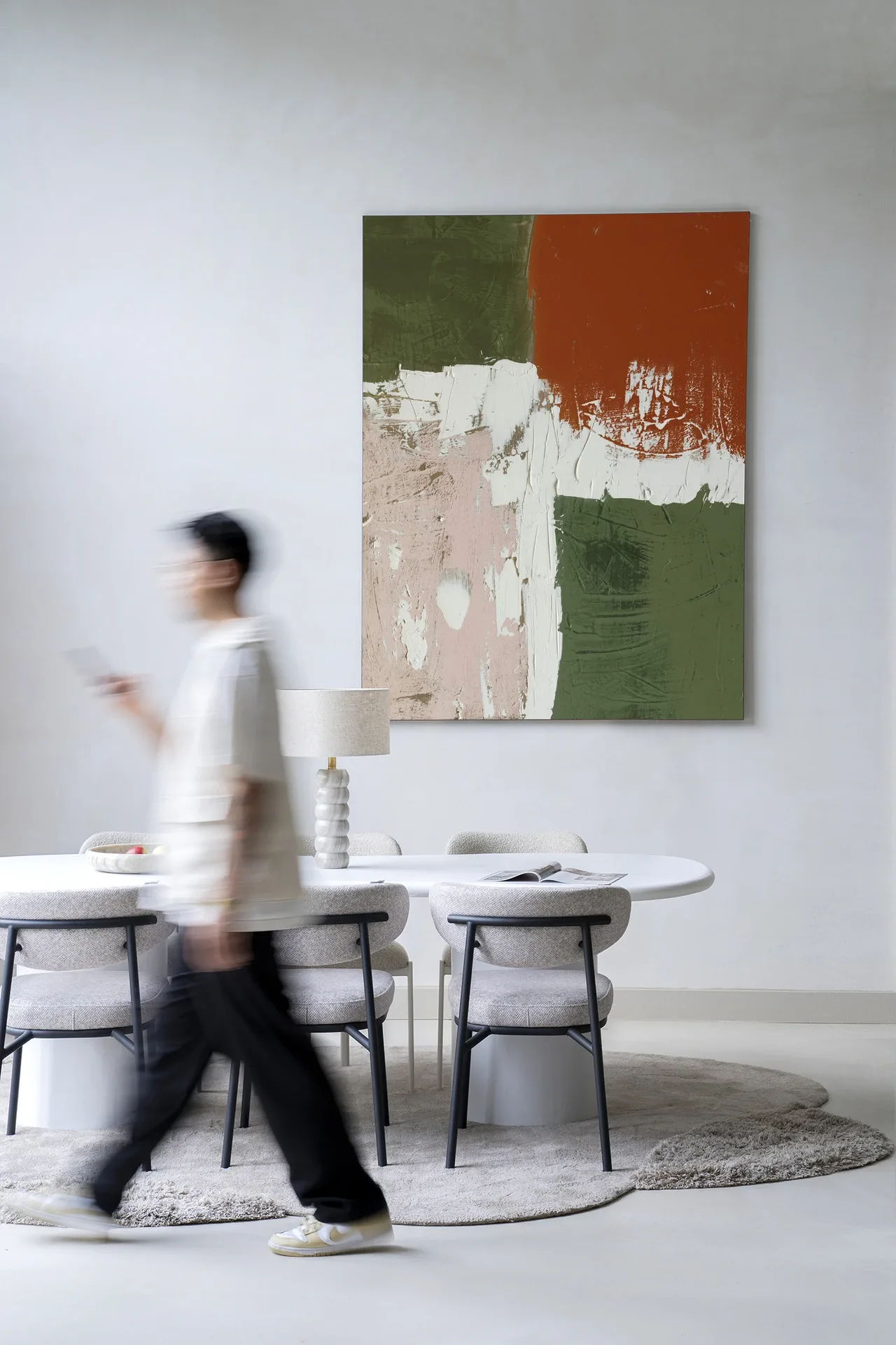 Wandteppich Artistic Chaos - Urban Cotton hängt an einer weißen Wand über einem Esstisch