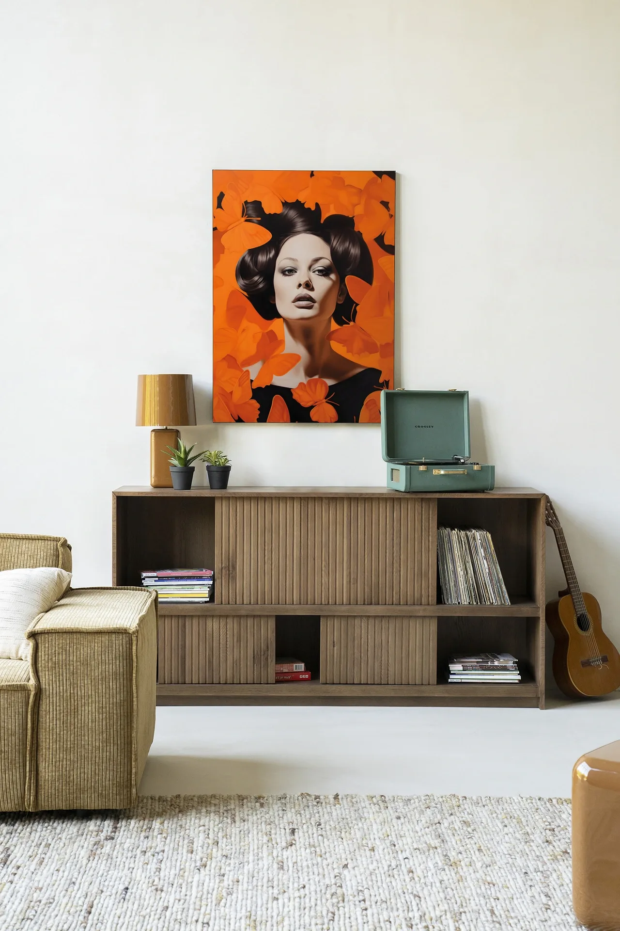 Wandkleed Abby - Urban Cotton hangt boven een dressoir met decoratie in een woonkamer
