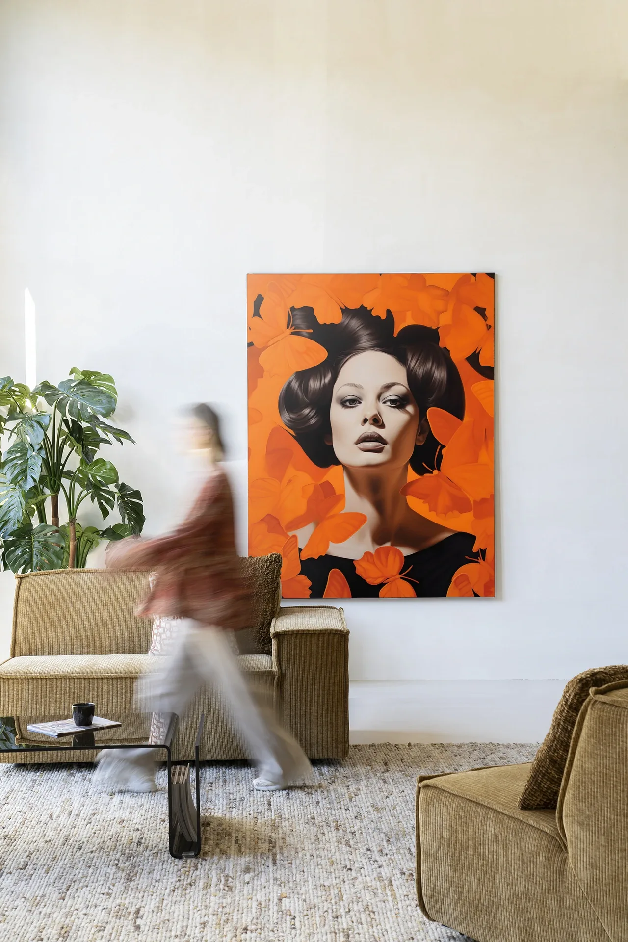 Wandkleed Abby - Urban Cotton in een moderne woonkamer met een persoon in beweging