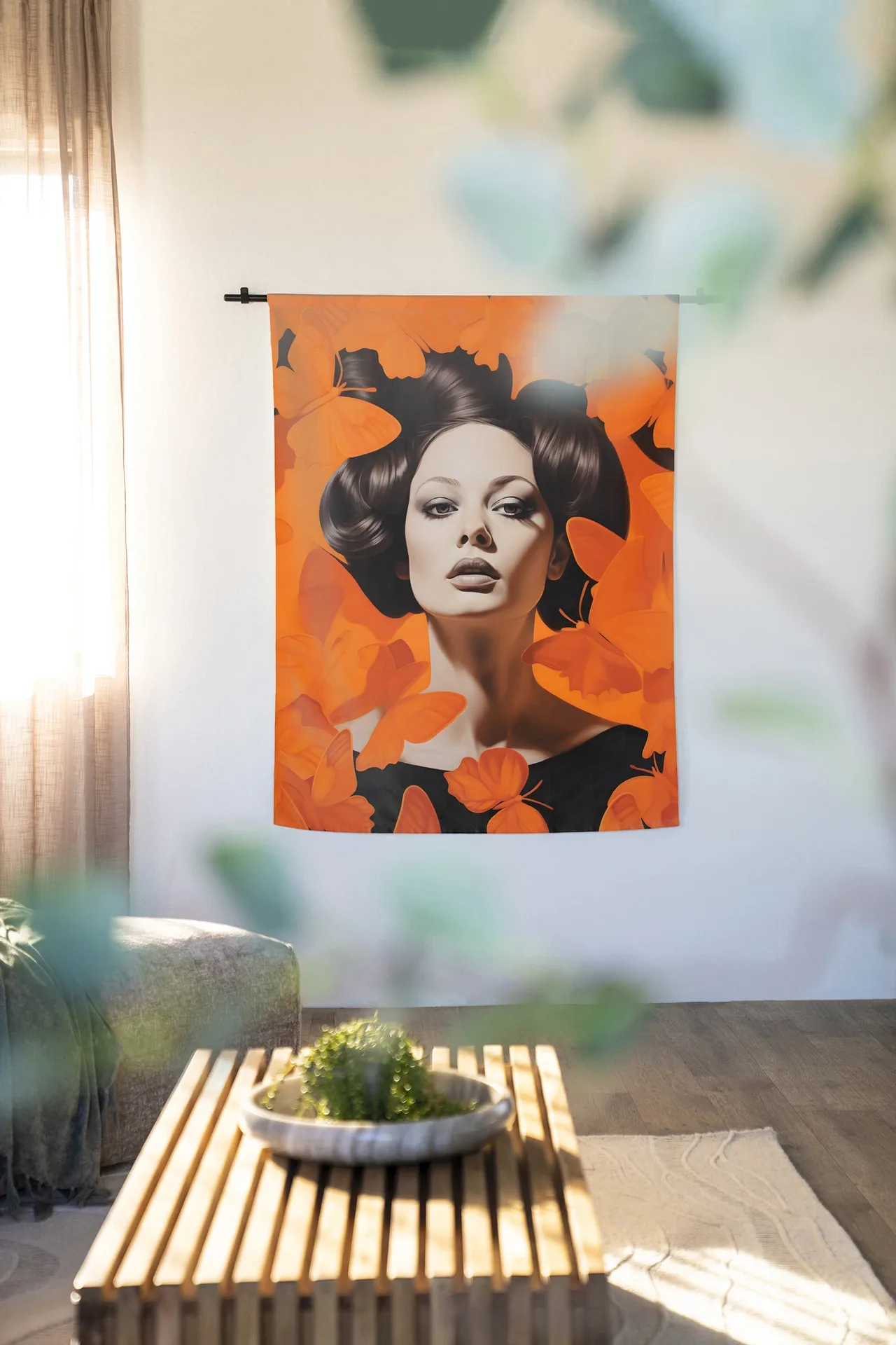 Wandkleed Abby - Urban Cotton hangend aan een zwarte roede in een lichte woonkamer met een salontafel