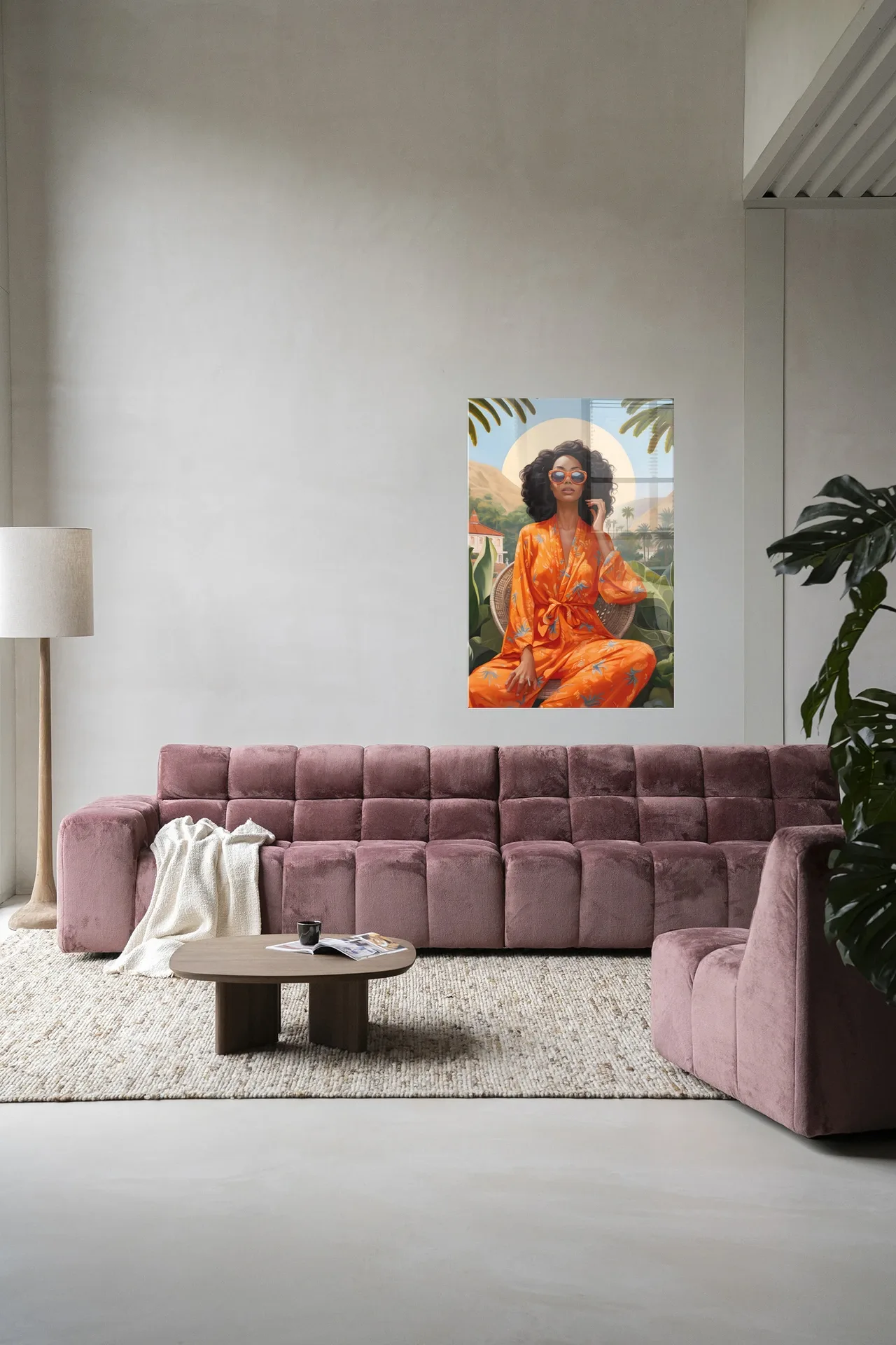 Wandkleed Mia - Urban Cotton hangend boven een roze bank in een moderne woonkamer