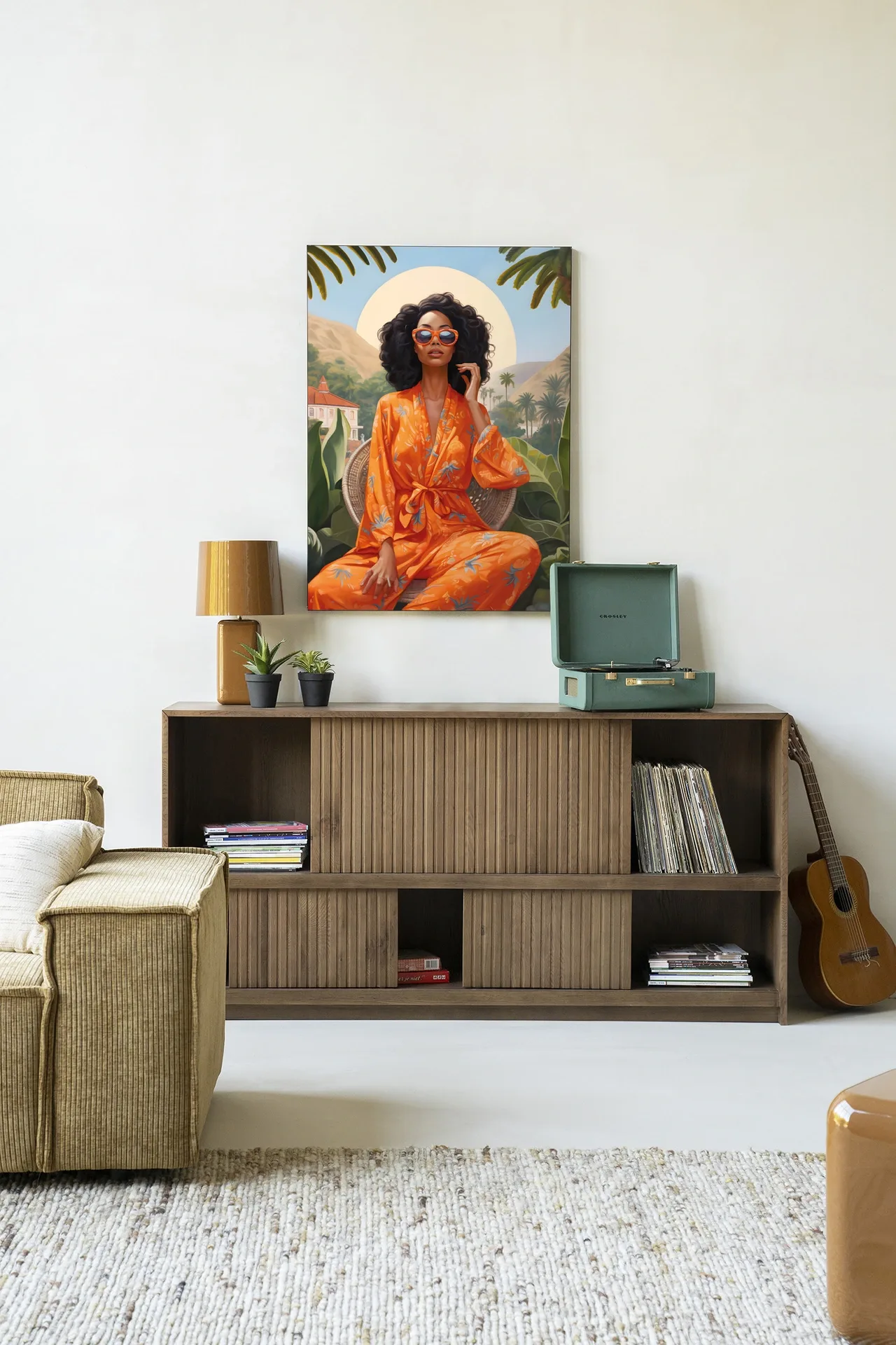 Wandkleed Mia - Urban Cotton hangt boven een houten dressoir in een lichte woonkamer