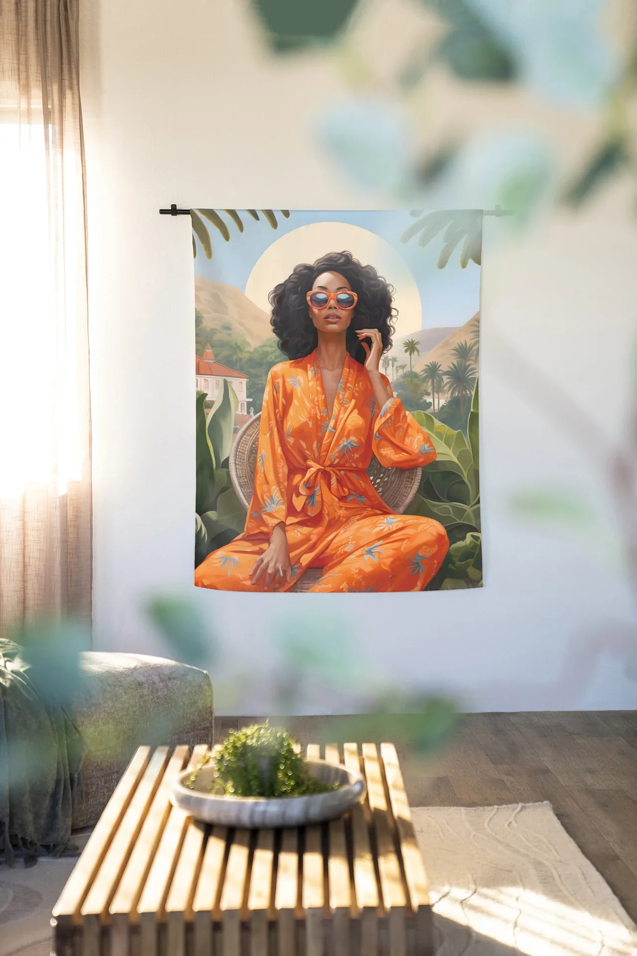 Wandkleed Mia - Urban Cotton hangend aan een zwarte roede in een lichte woonkamer met een salontafel