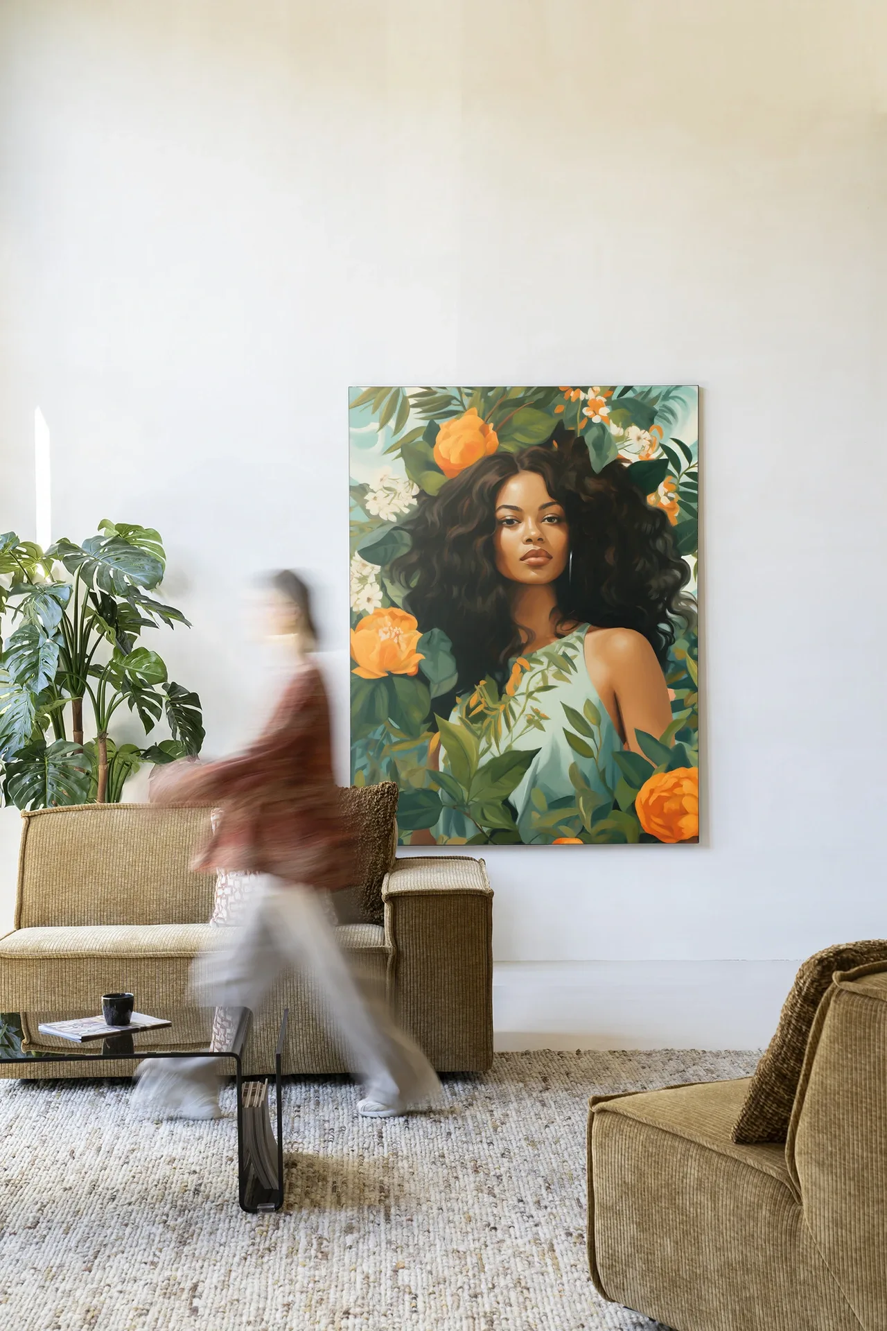 Wandkleed Rosita - Urban Cotton in een lichte woonkamer met een bank en een persoon in beweging