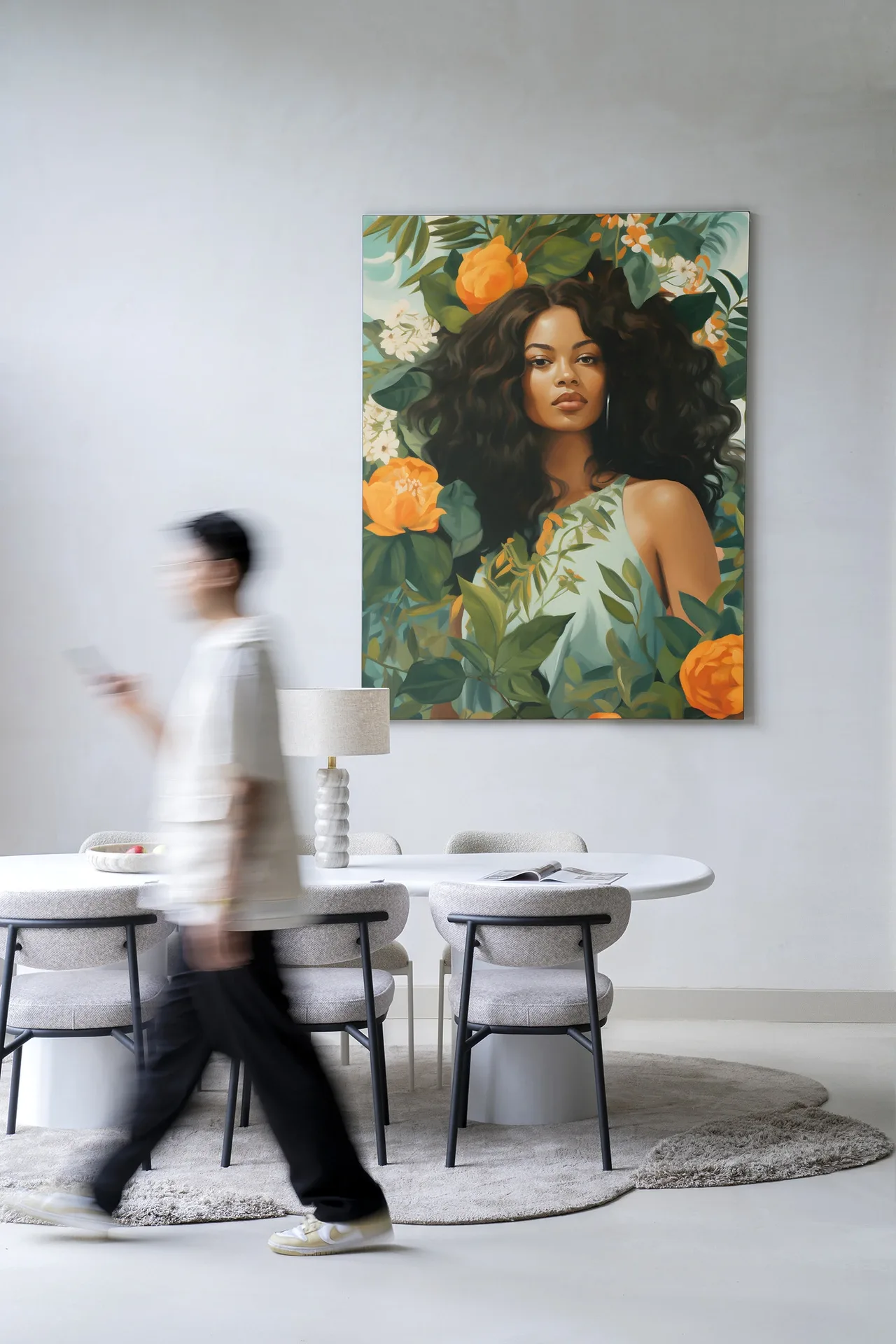 Wandkleed Rosita van Urban Cotton in een moderne eetkamer met een wazig persoon op de voorgrond