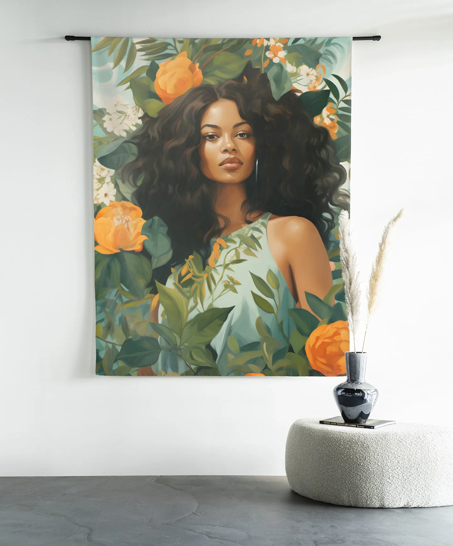 Wandkleed Rosita hangt aan een zwarte roede boven een wit poefje met een vaas - Urban Cotton