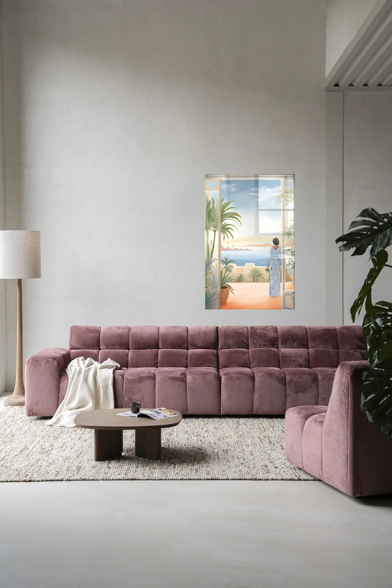 Wandkleed Florine - Urban Cotton hangend boven een roze bank in een moderne woonkamer