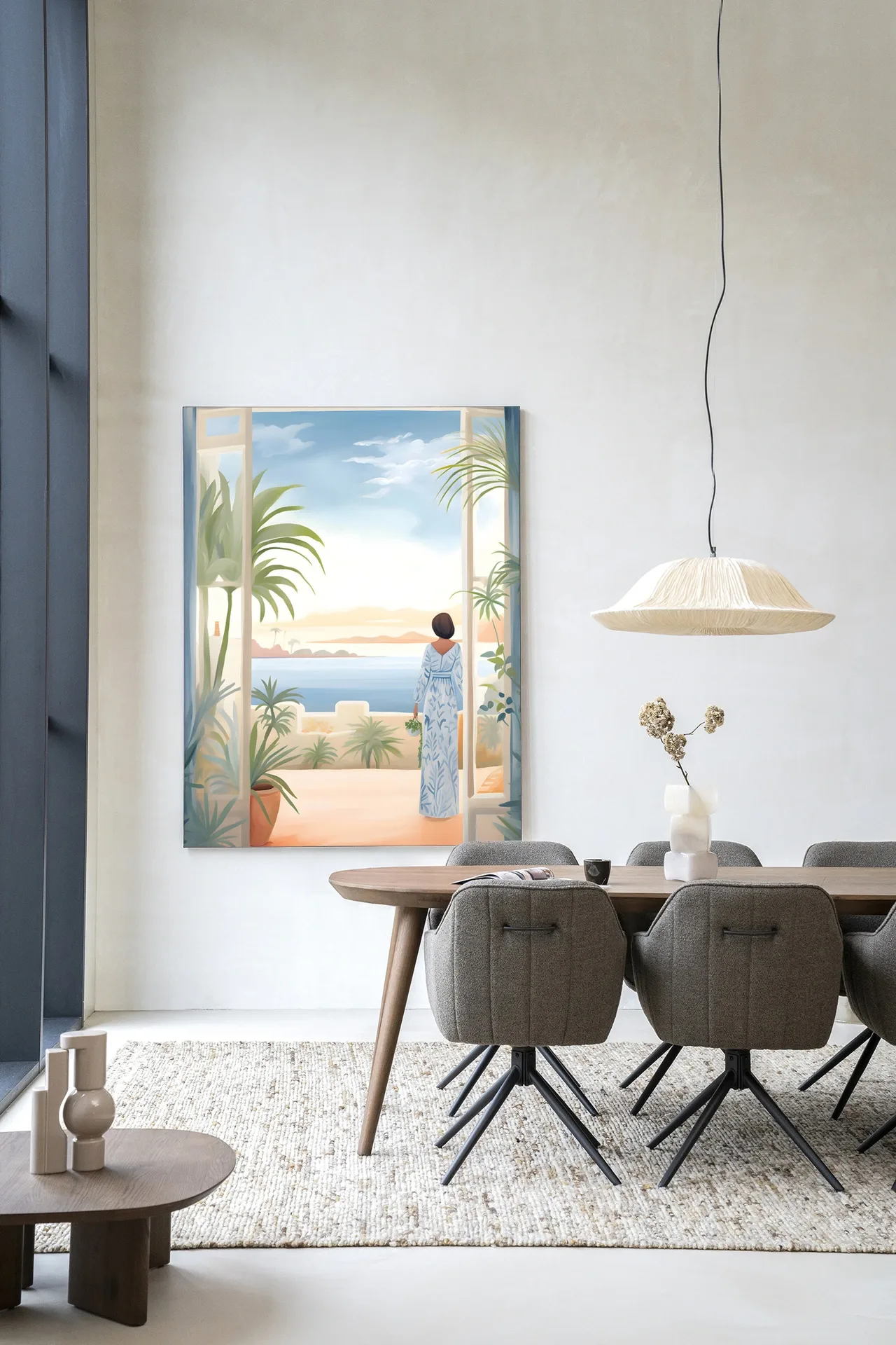 Wandkleed Florine - Urban Cotton hangt in een moderne eetkamer boven een houten eettafel