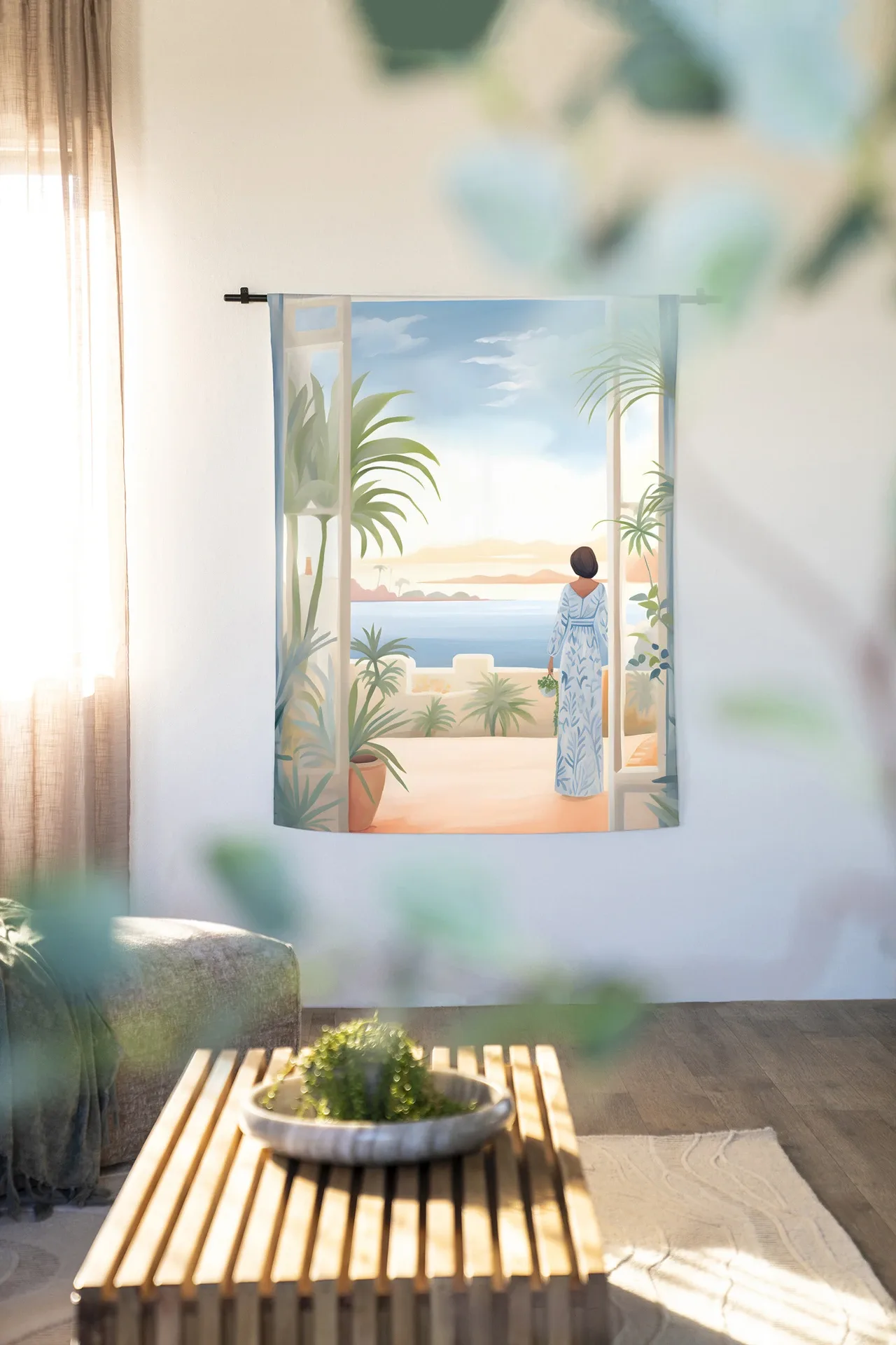 Wandkleed Florine hangt in een lichte woonkamer met een salontafel en een poef - Urban Cotton