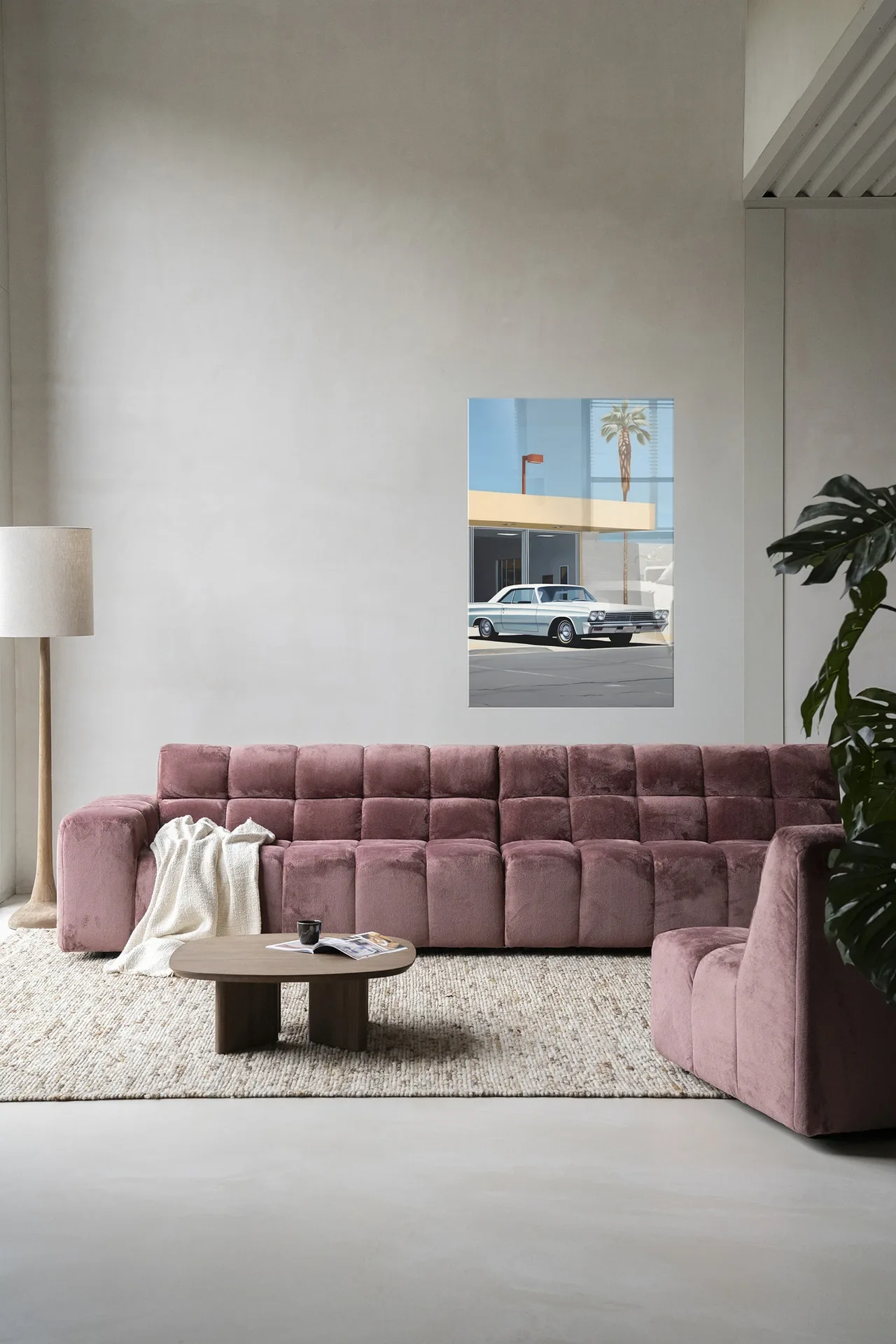 Wandkleed Vice - Urban Cotton hangt aan een lichte muur boven een roze bank in een woonkamer