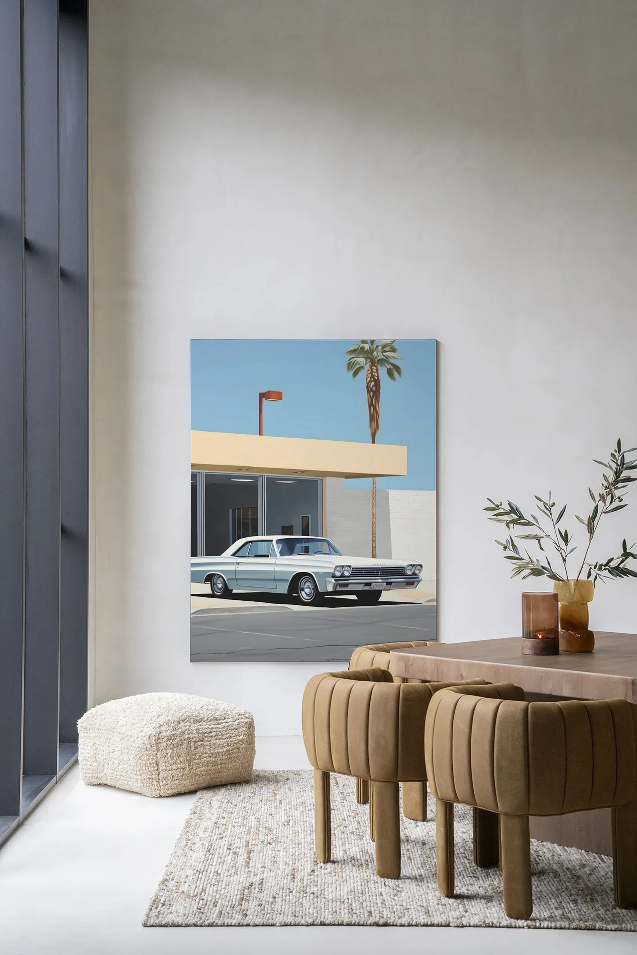 Wandkleed Vice - Urban Cotton hangend aan een lichte muur in een moderne eetkamer met houten tafel