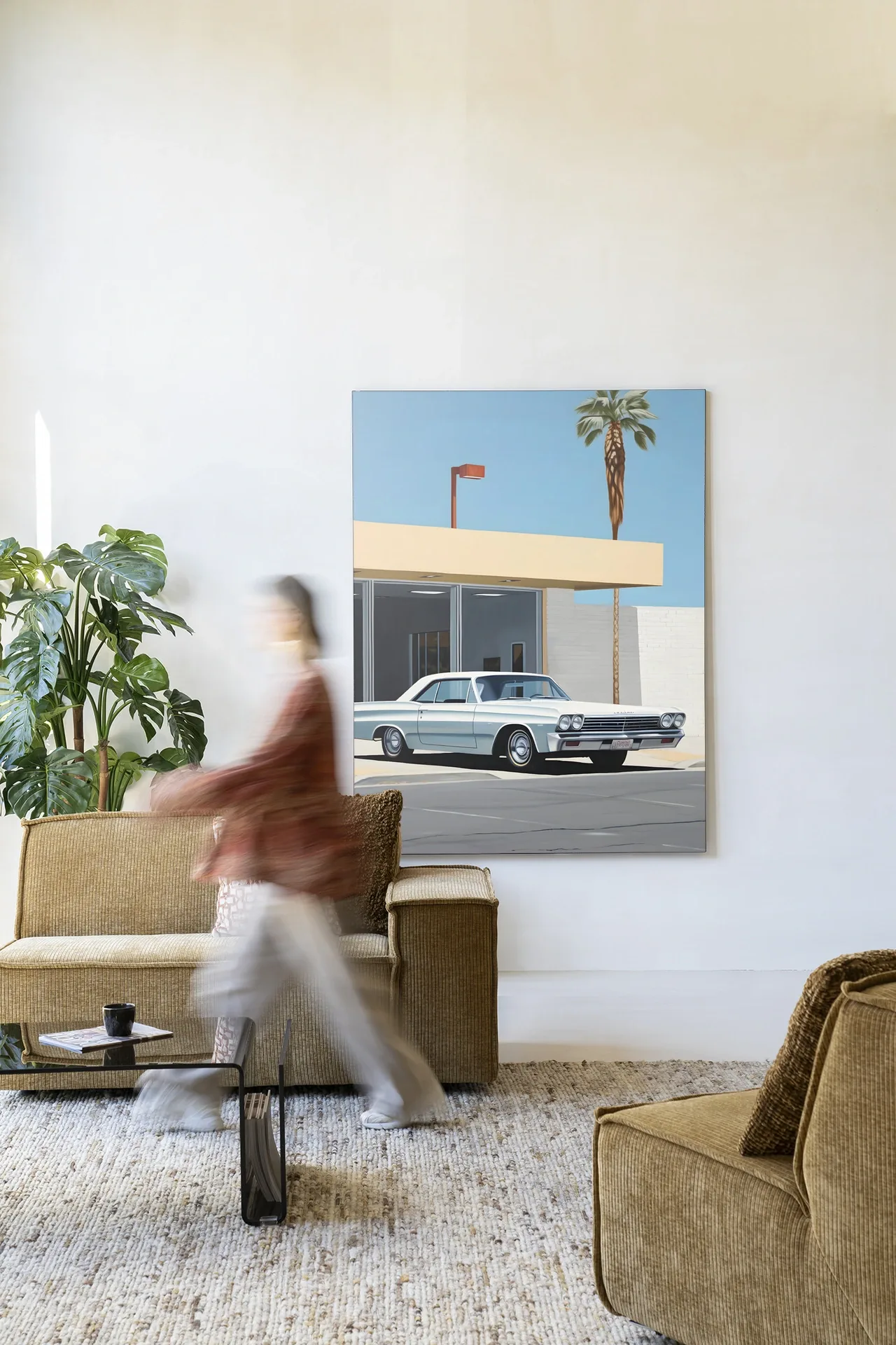 Wandkleed Vice - Urban Cotton hangt in een lichte woonkamer met een persoon in beweging