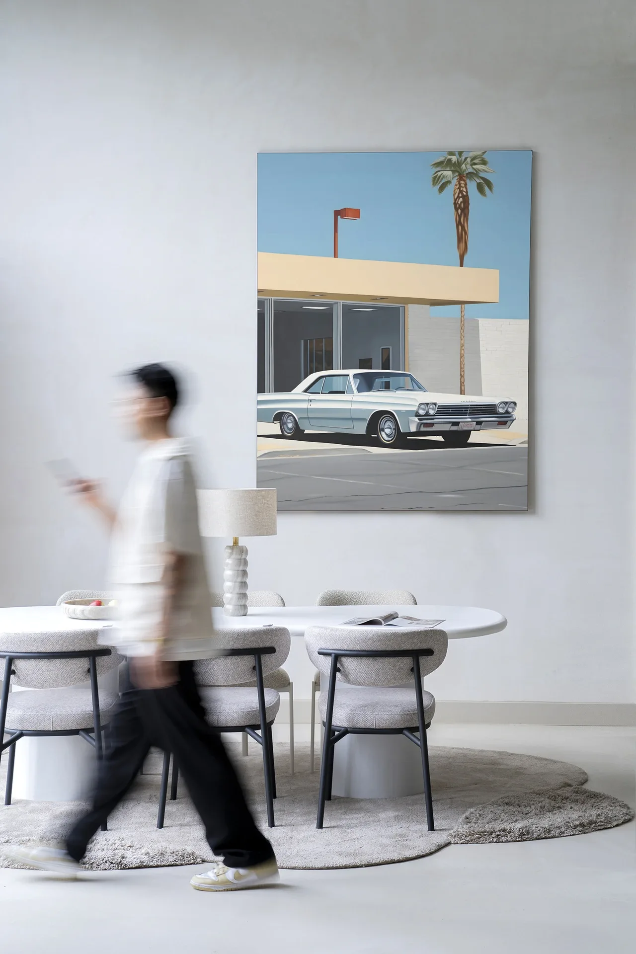 Wandkleed Vice - Urban Cotton hangend aan een witte muur boven een eettafel met stoelen