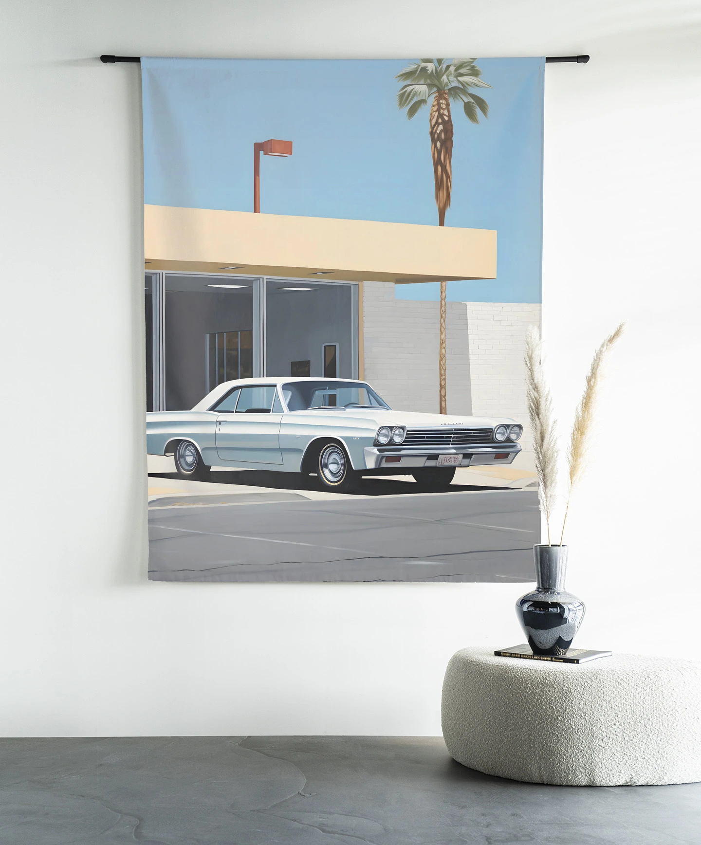 Wandkleed Vice - Urban Cotton hangend aan een zwarte roede in een moderne kamer met een poef