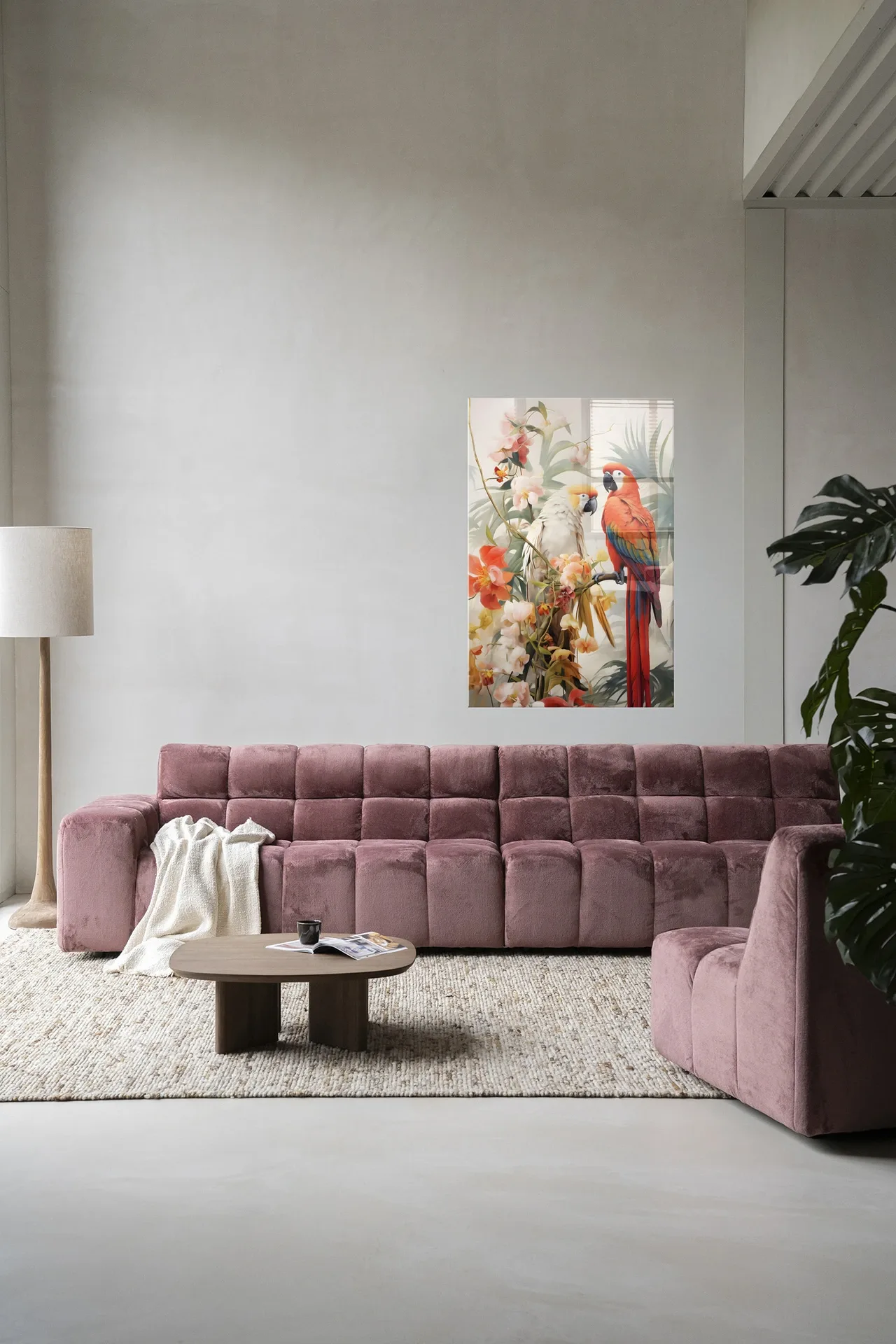 Wandkleed Lovebirds - Urban Cotton boven een roze bank in een moderne woonkamer