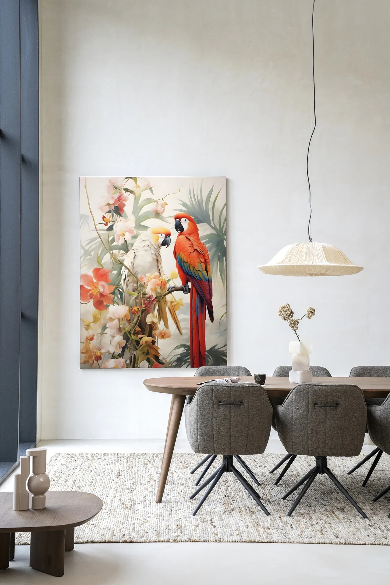 Wandkleed Lovebirds - Urban Cotton in een moderne eetkamer met houten tafel en grijze stoelen