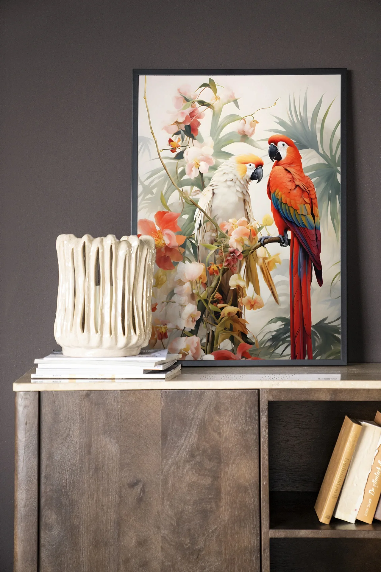 Wandkleed Lovebirds hangt boven een houten dressoir met een vaas en boeken in een sfeervolle setting - Urban Cotton